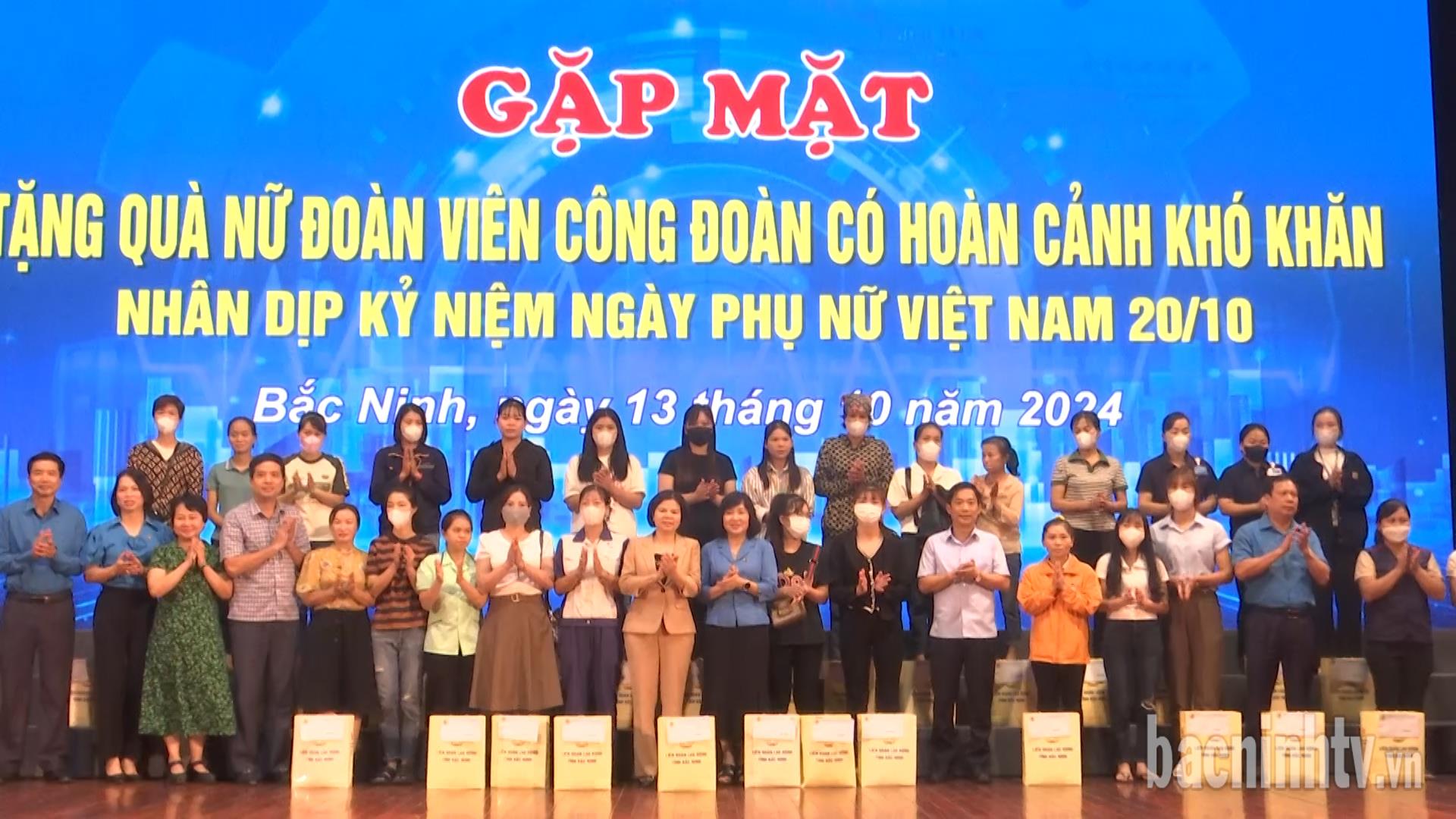 Liên đoàn Lao động tỉnh tặng quà nữ đoàn viên công đoàn hoàn cảnh khó khăn và con đoàn viên công đoàn vượt khó học giỏi    