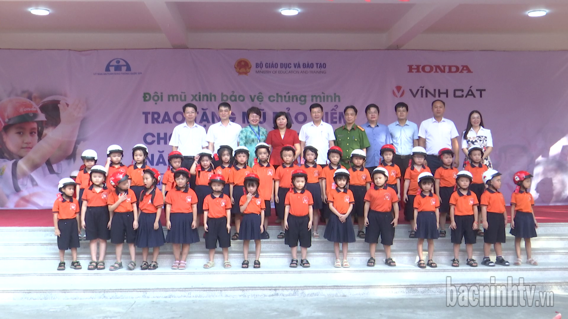 Trao tặng mũ bảo hiểm cho học sinh lớp 1 năm học 2024-2025