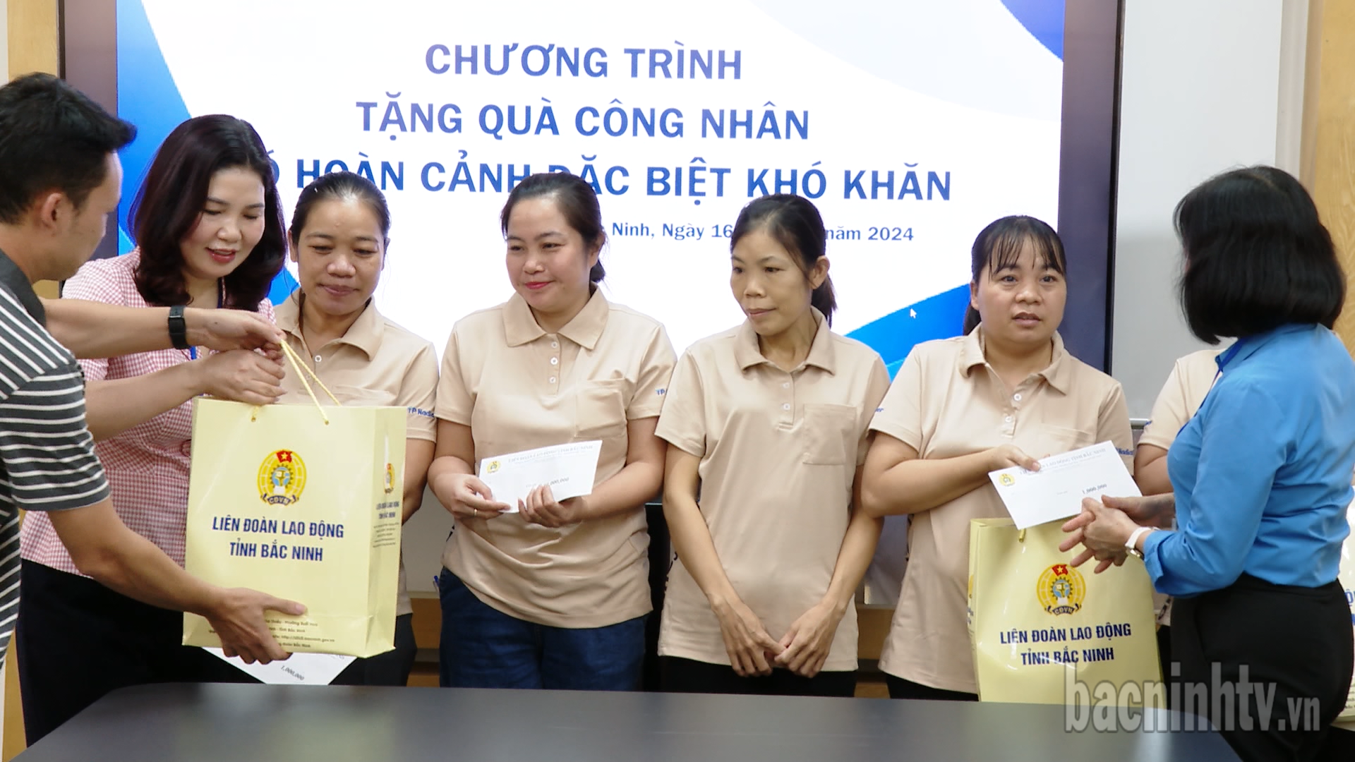 Thăm, tặng quà cho đoàn viên, công nhân lao động có hoàn cảnh khó khăn