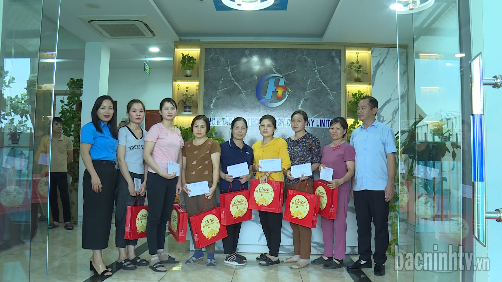 LĐLĐ các cấp thăm, tặng quà cho đoàn viên, công nhân lao động có hoàn cảnh khó khăn