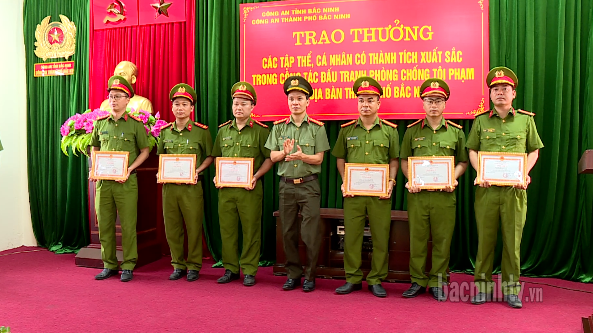 Thưởng nóng Công an TP Bắc Ninh có thành tích xuất sắc trong đấu tranh phòng, chống tội phạm