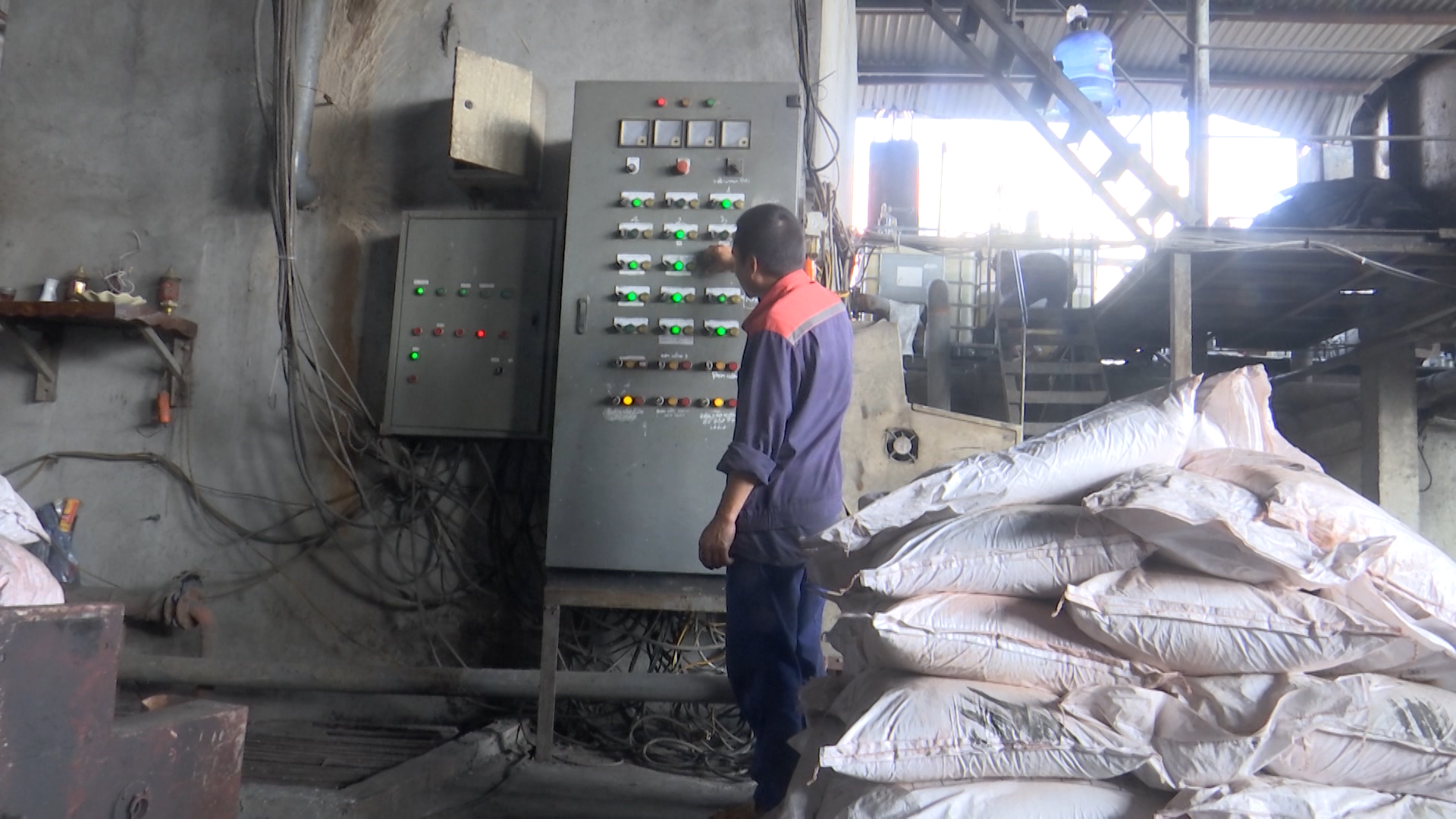Nhiều cơ sở sản xuất giấy trong khu dân cư phường Phong Khê tự xin dừng hoạt động