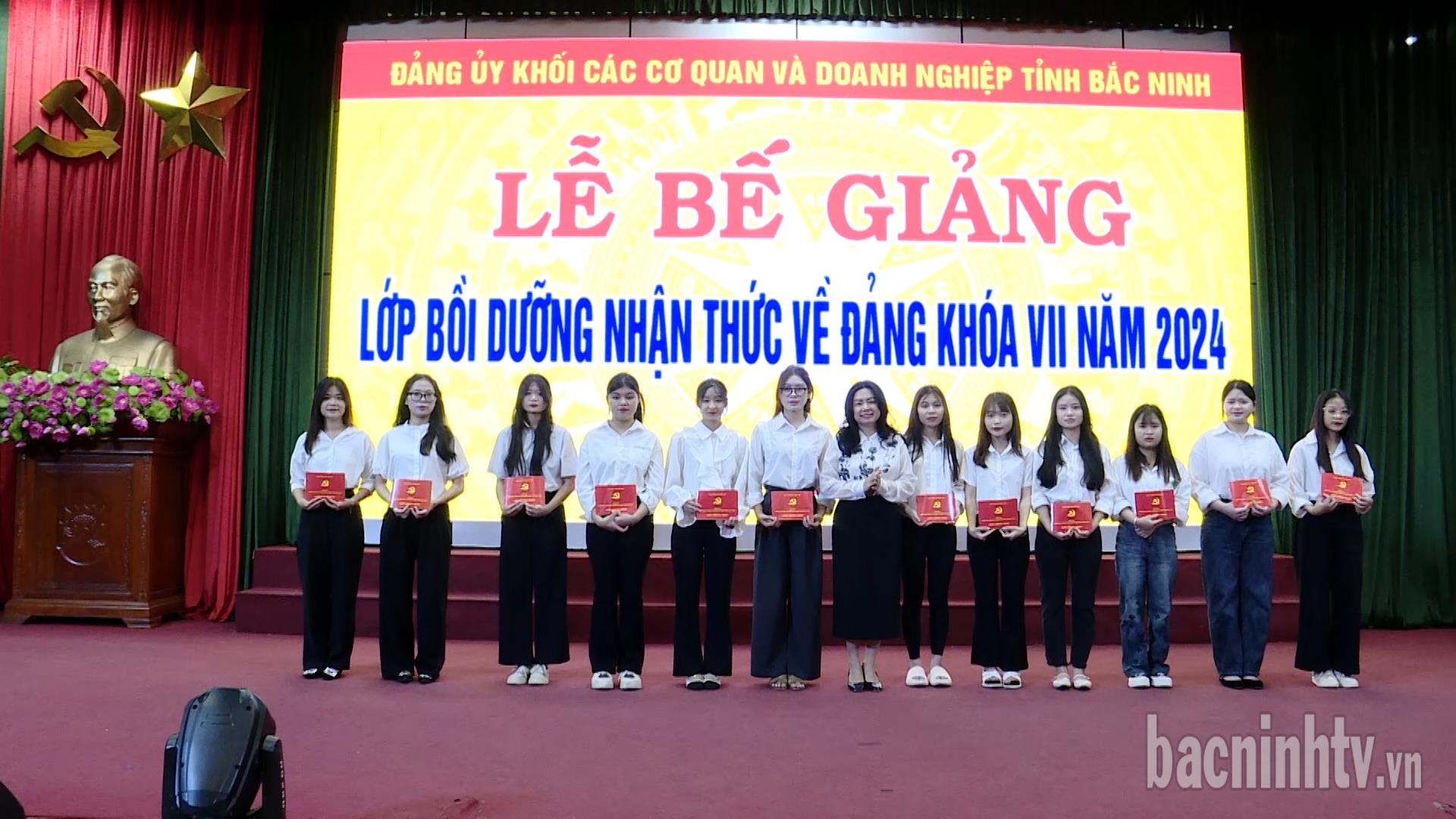 Bế giảng Lớp Bồi dưỡng nhận thức về Đảng khoá VII năm 2024