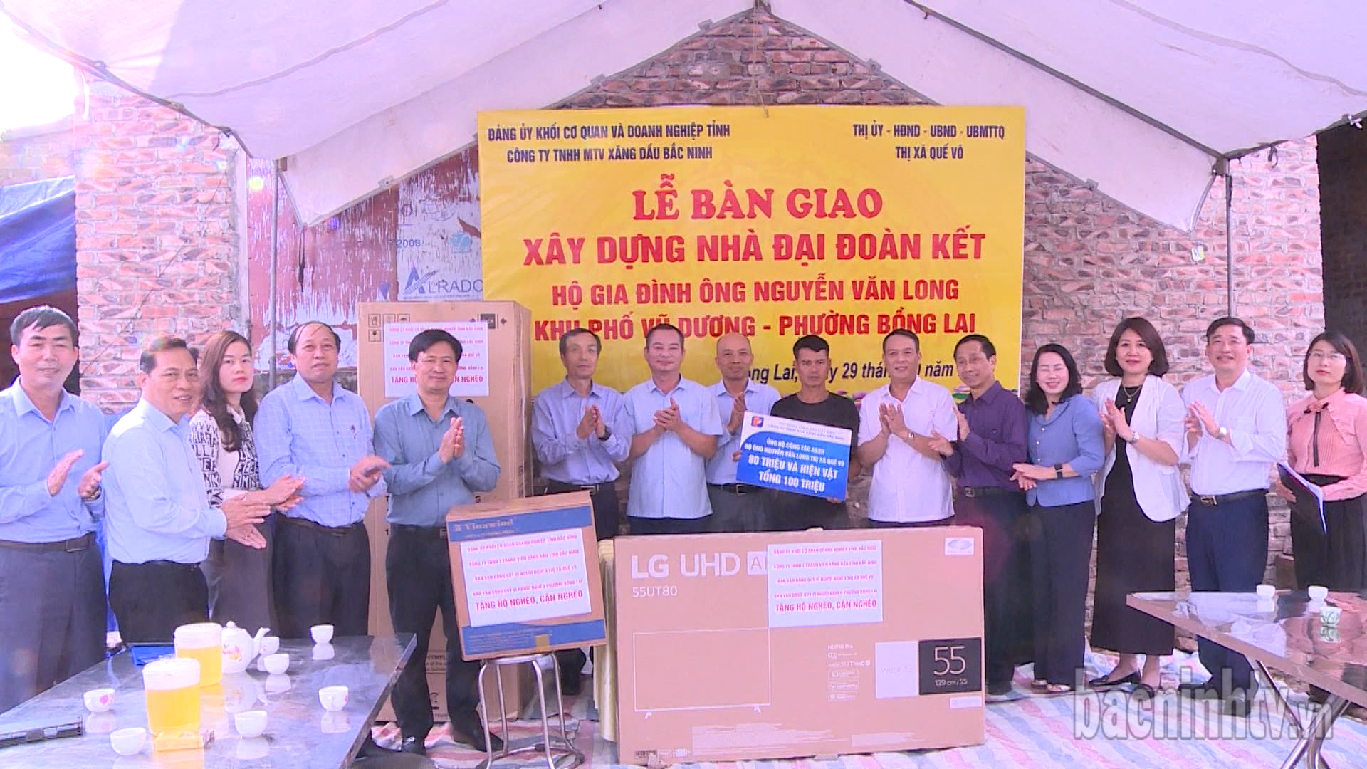 Đảng ủy Khối các Cơ quan và Doanh nghiệp tỉnh trao nhà Đại đoàn kết tại thị xã Quế Võ