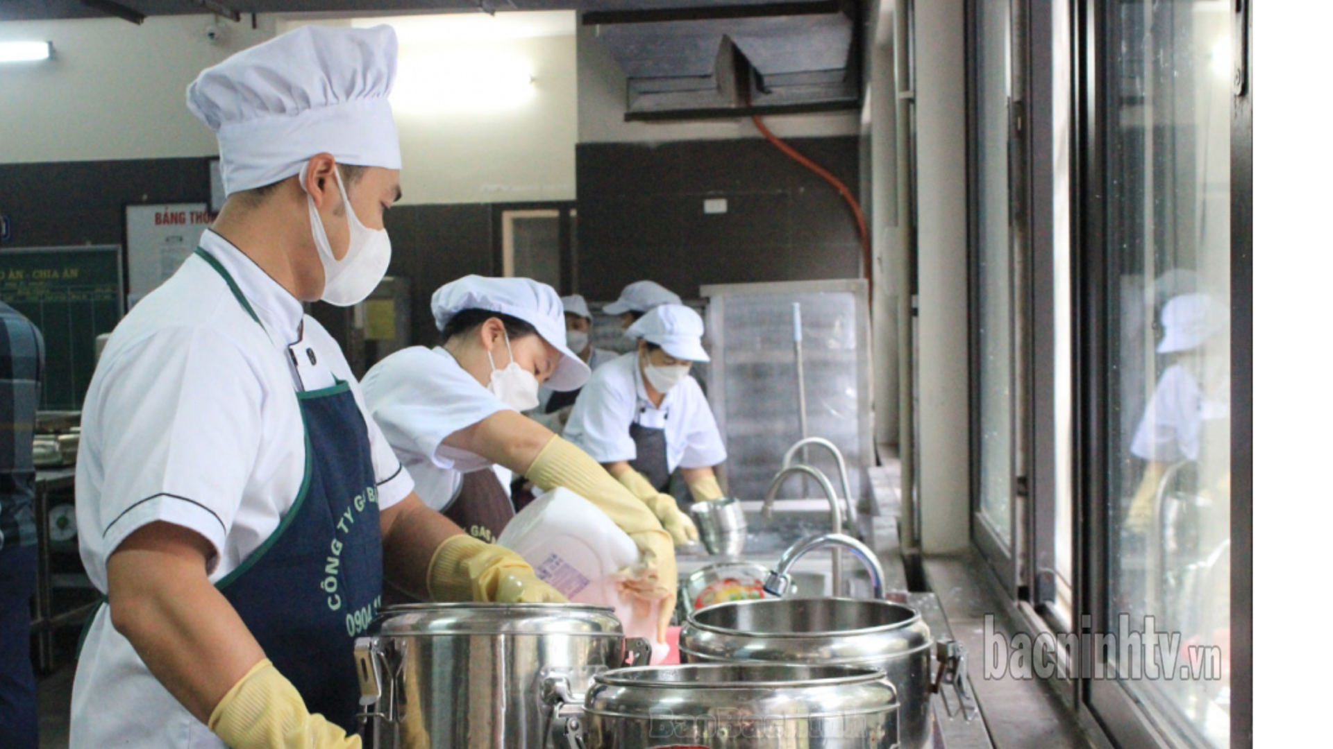 Bắc Ninh hỗ trợ 215,3 tỷ đồng chi trả hợp đồng lao động giáo viên, nhân viên hành chính, nấu ăn
