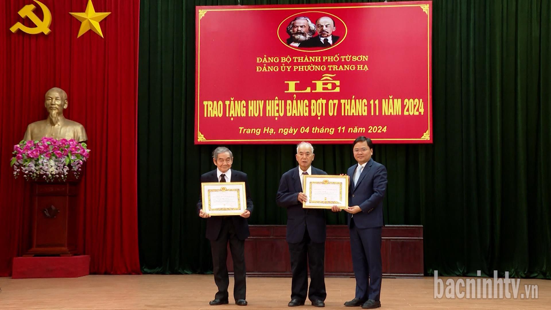 Các đồng chí lãnh đạo tỉnh sinh hoạt chi bộ và trao tặng Huy hiệu Đảng tại cơ sở          