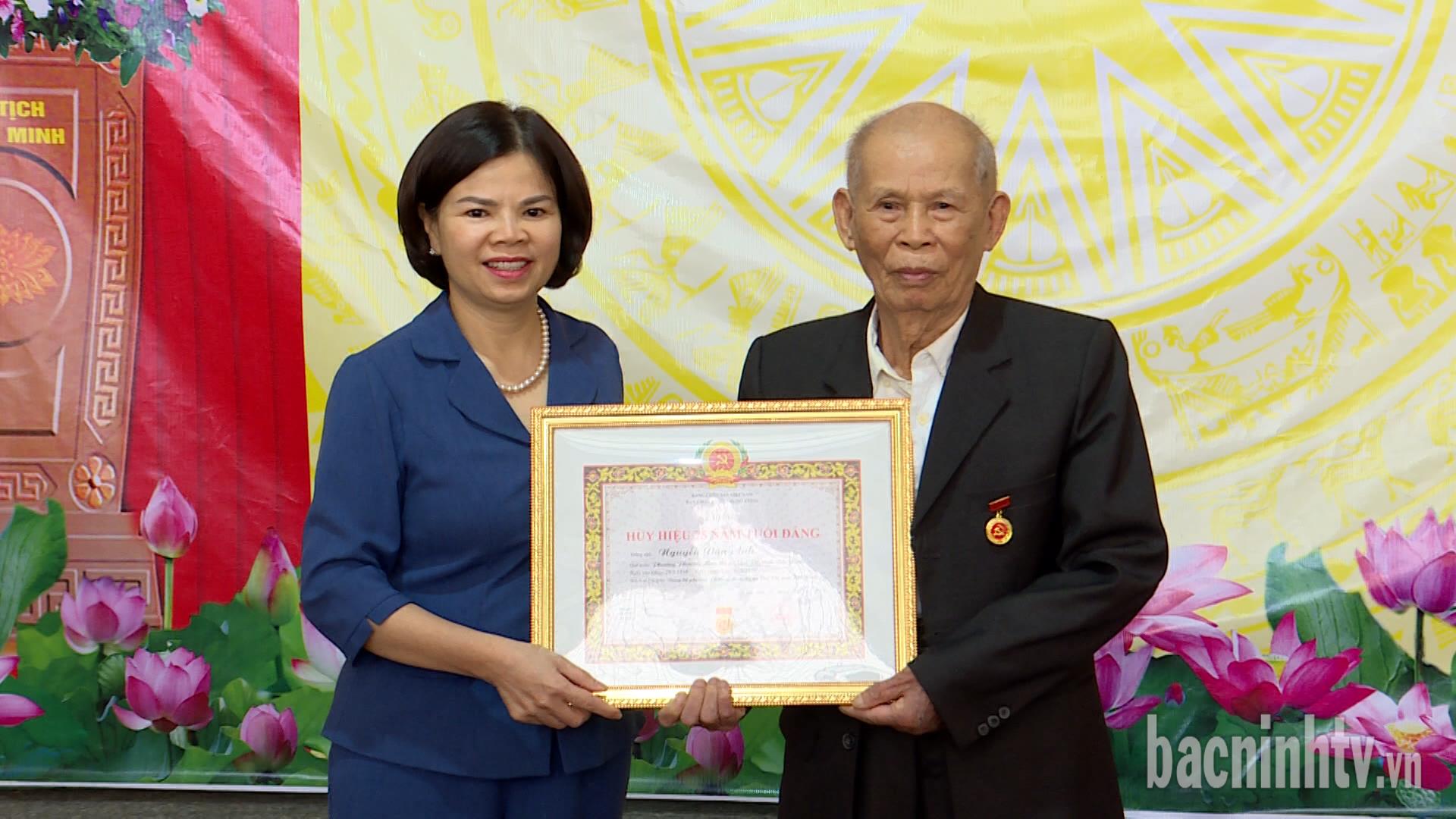 Lãnh đạo tỉnh trao Huy hiệu đảng tại các địa phương 