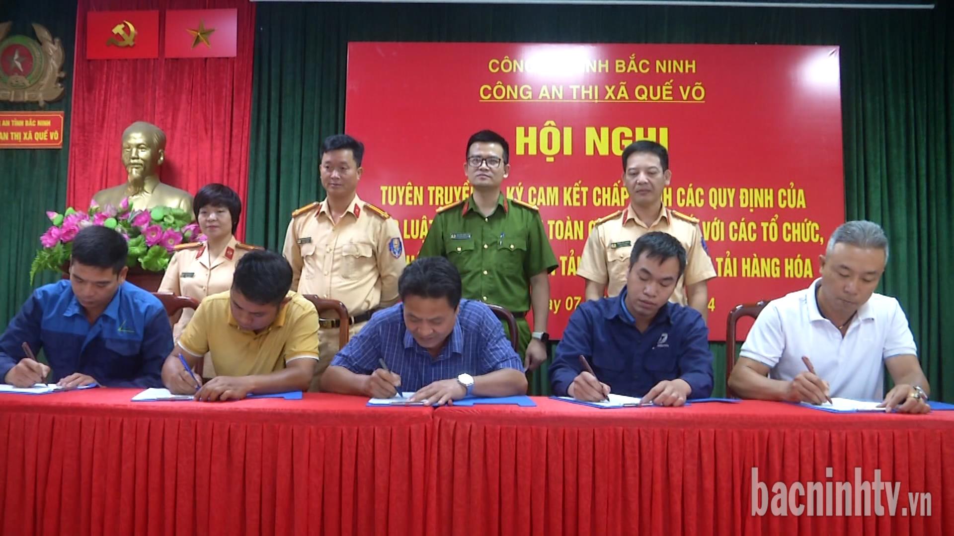 Công an thị xã Quế Võ ký cam kết doanh nghiệp vận tải chấp hành nghiêm pháp luật về An toàn giao thông