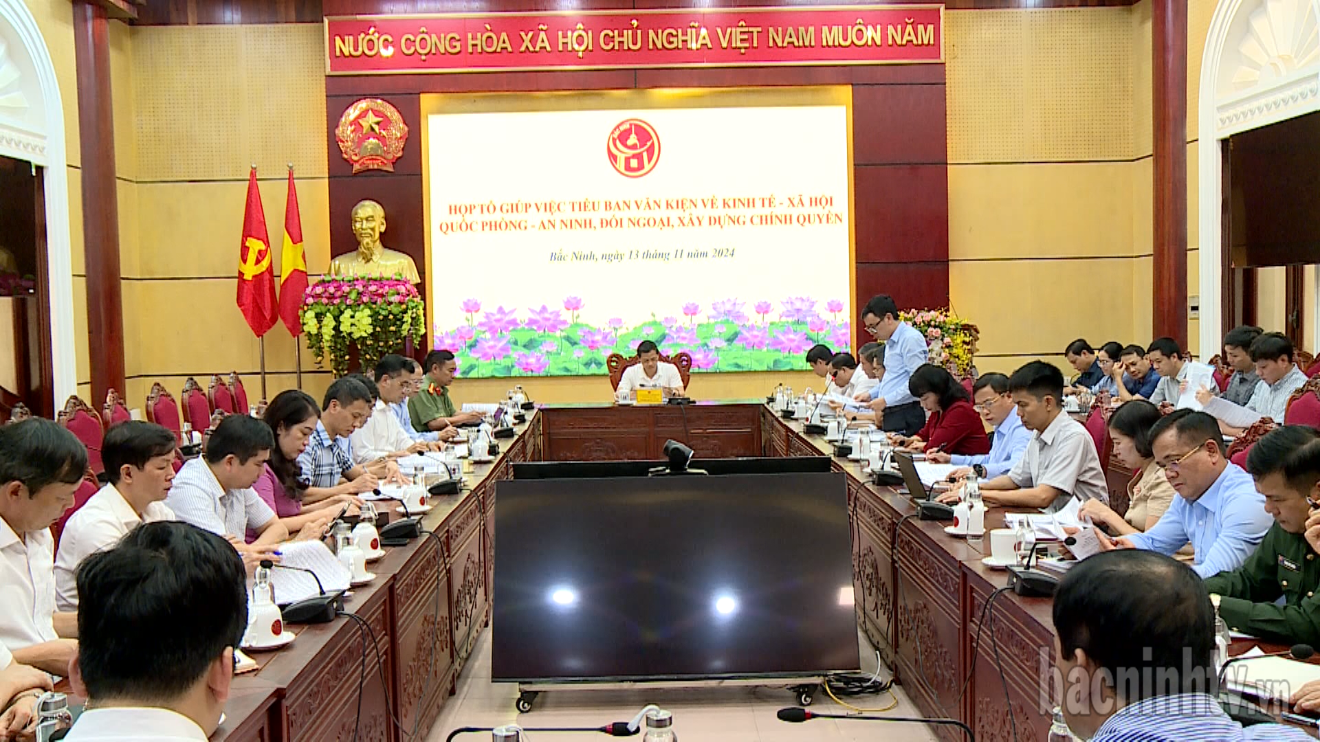 Họp Tổ giúp việc Tiểu ban Văn kiện về Kinh tế - xã hội, quốc phòng - an ninh, đối ngoại, xây dựng chính quyền
