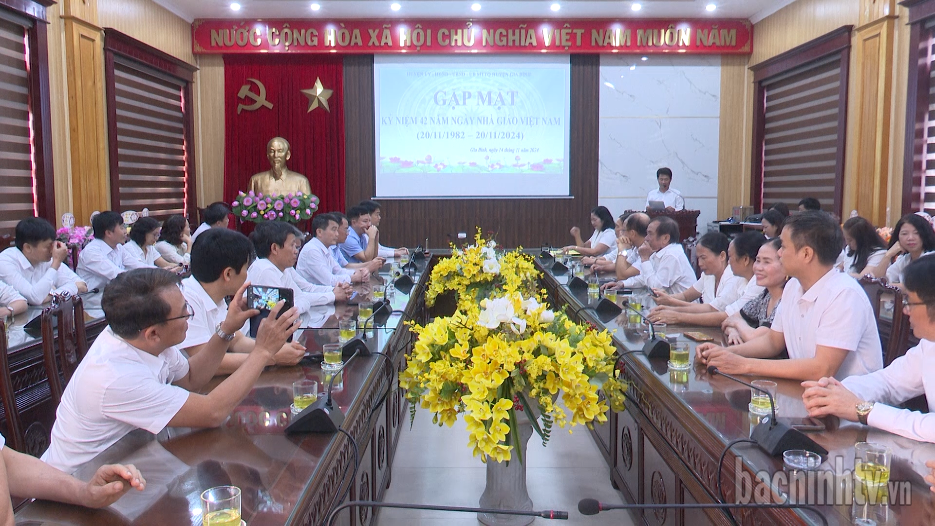 Gia Bình gặp mặt kỷ niệm 42 năm ngày Nhà giáo Việt Nam