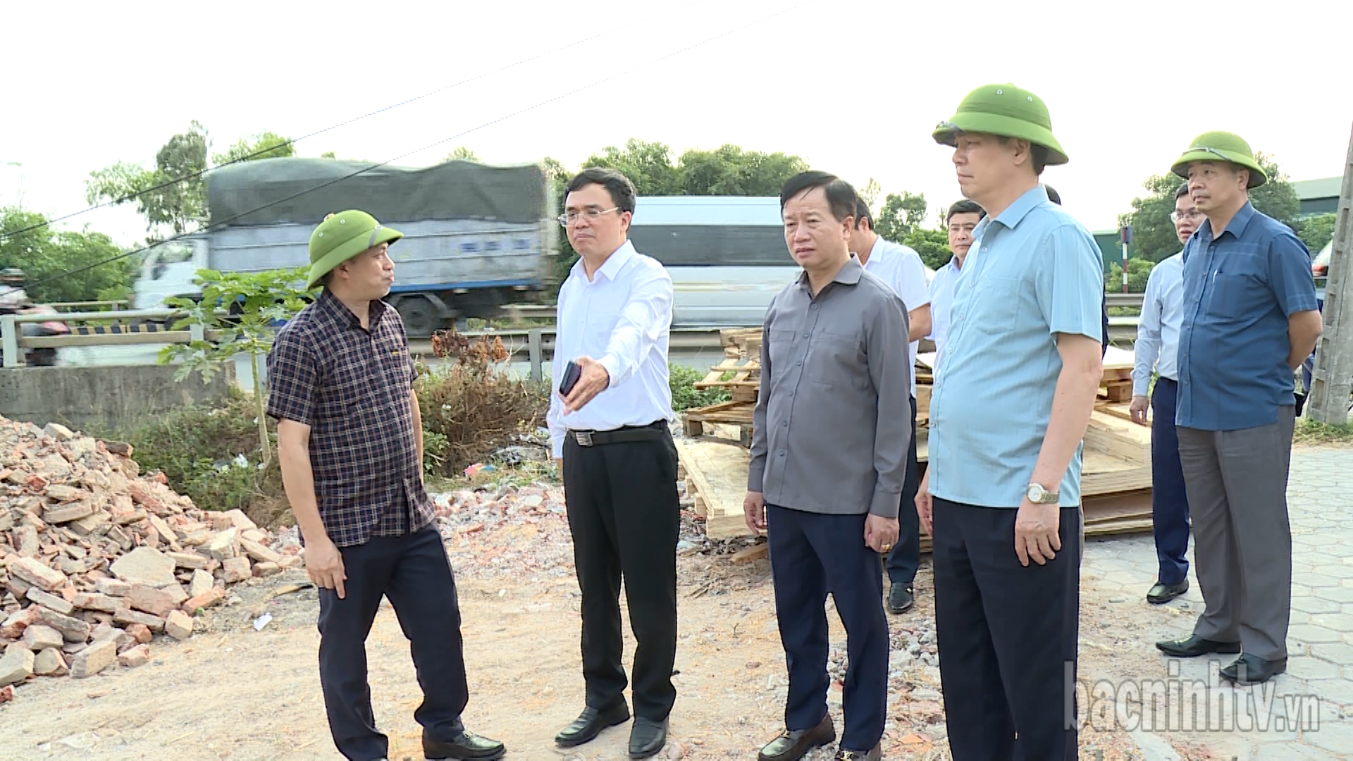 Đôn đốc tiến độ thực hiện các công trình thủy lợi tại thị xã Quế Võ