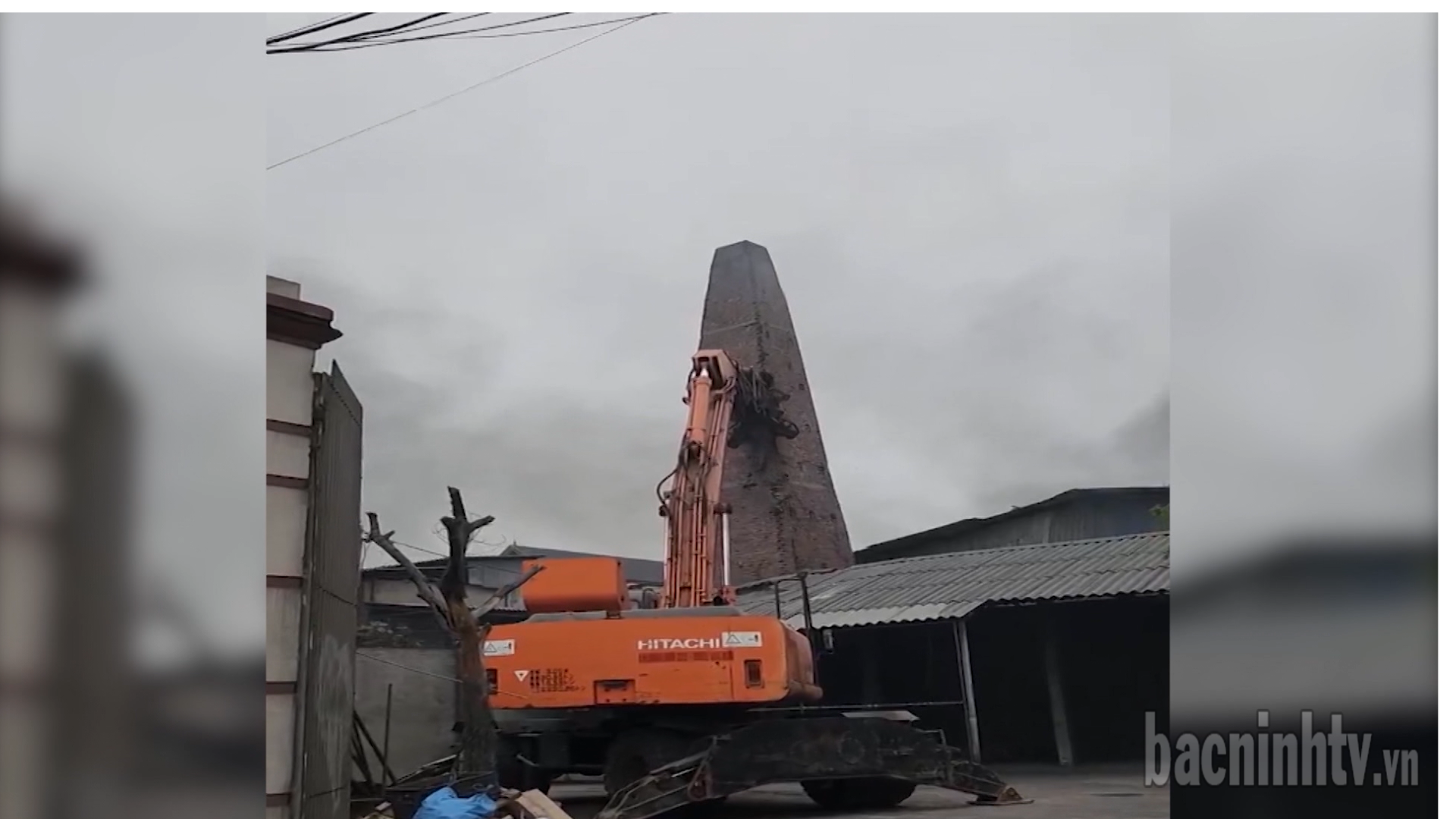 Hơn 30 hộ sản xuất tại thôn Mẫn Xá tự nguyện phá dỡ lò đốt, lò tái chế kim loại