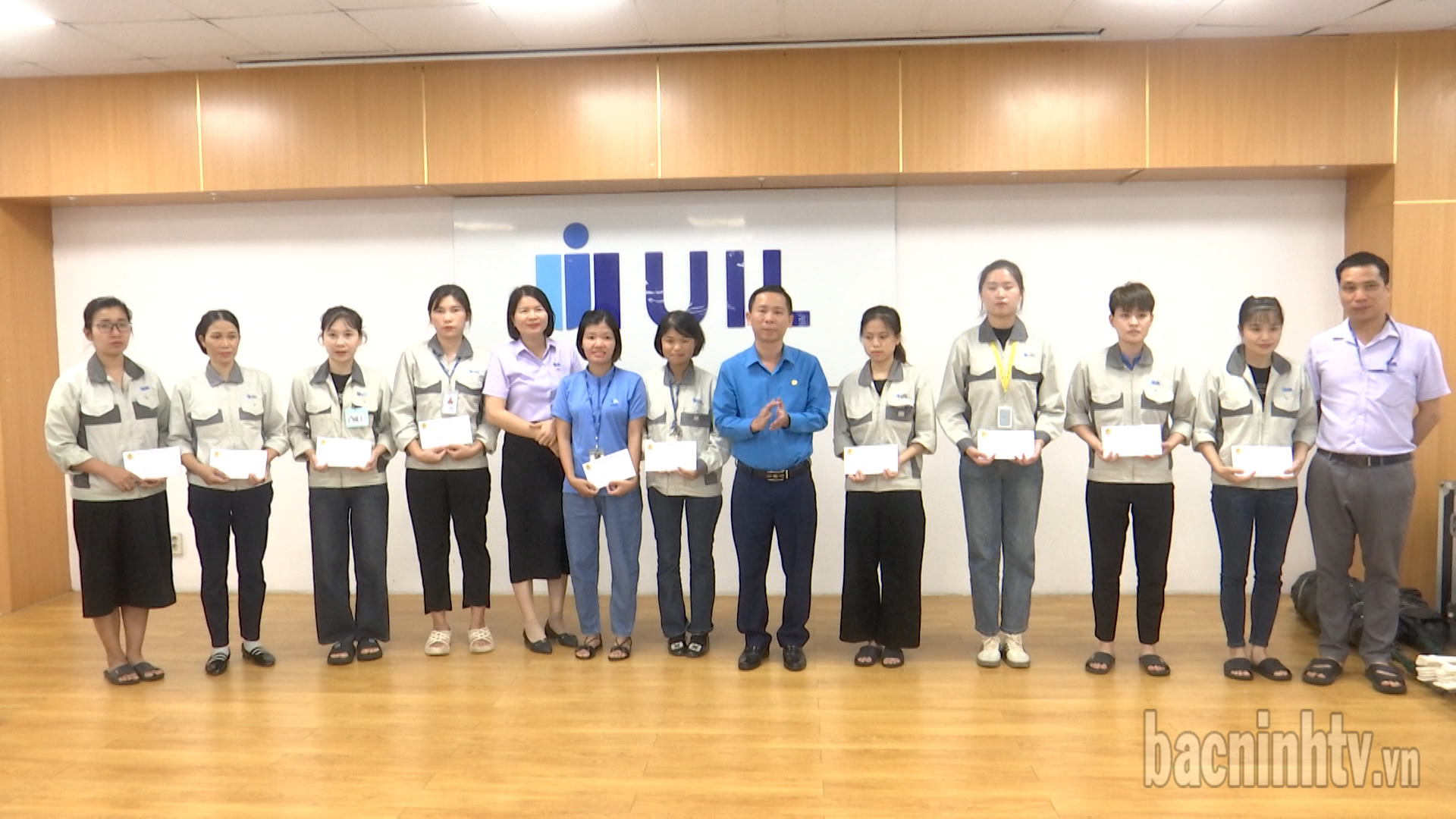 Công đoàn các KCN Bắc Ninh trao tiền hỗ trợ đoàn viên bị thiệt hại do cơn bão số 3 gây ra