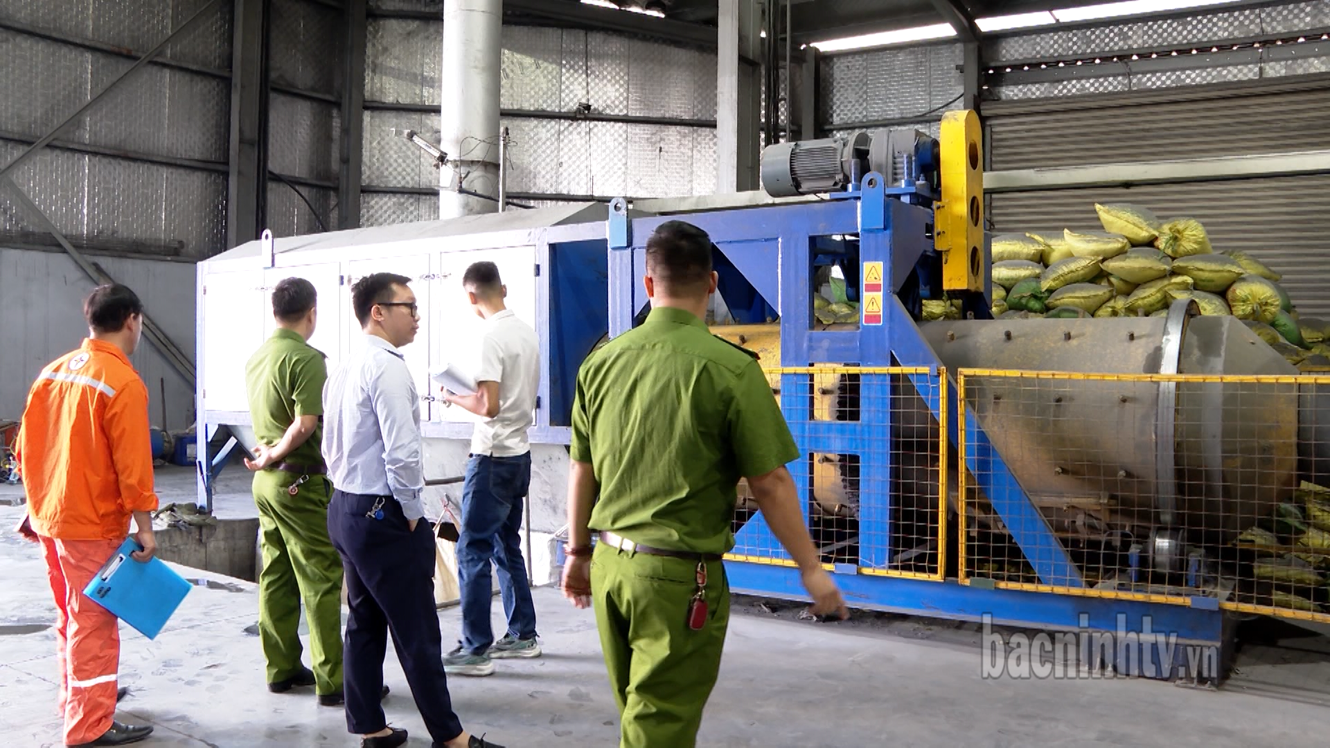 Tiếp tục xử phạt 12 cơ sở trong Cụm công nghiệp làng nghề Mẫn Xá  với tổng số tiền gần 04 tỷ đồng