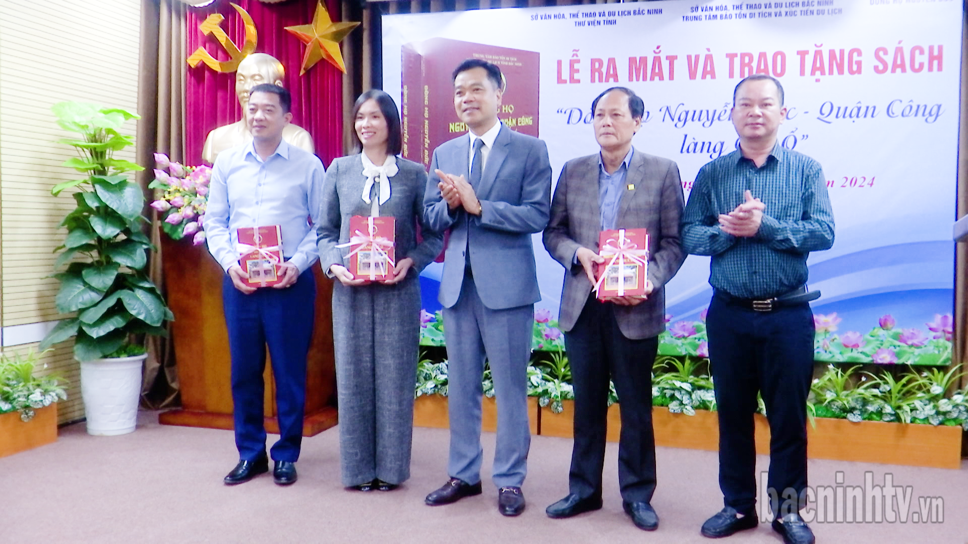 Ra mắt và trao tặng sách "dòng họ Nguyễn Đức - Quận công làng Quế Ổ"