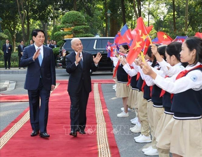 Chủ tịch nước Lương Cường chủ trì Lễ đón Quốc vương Campuchia Norodom Sihamoni