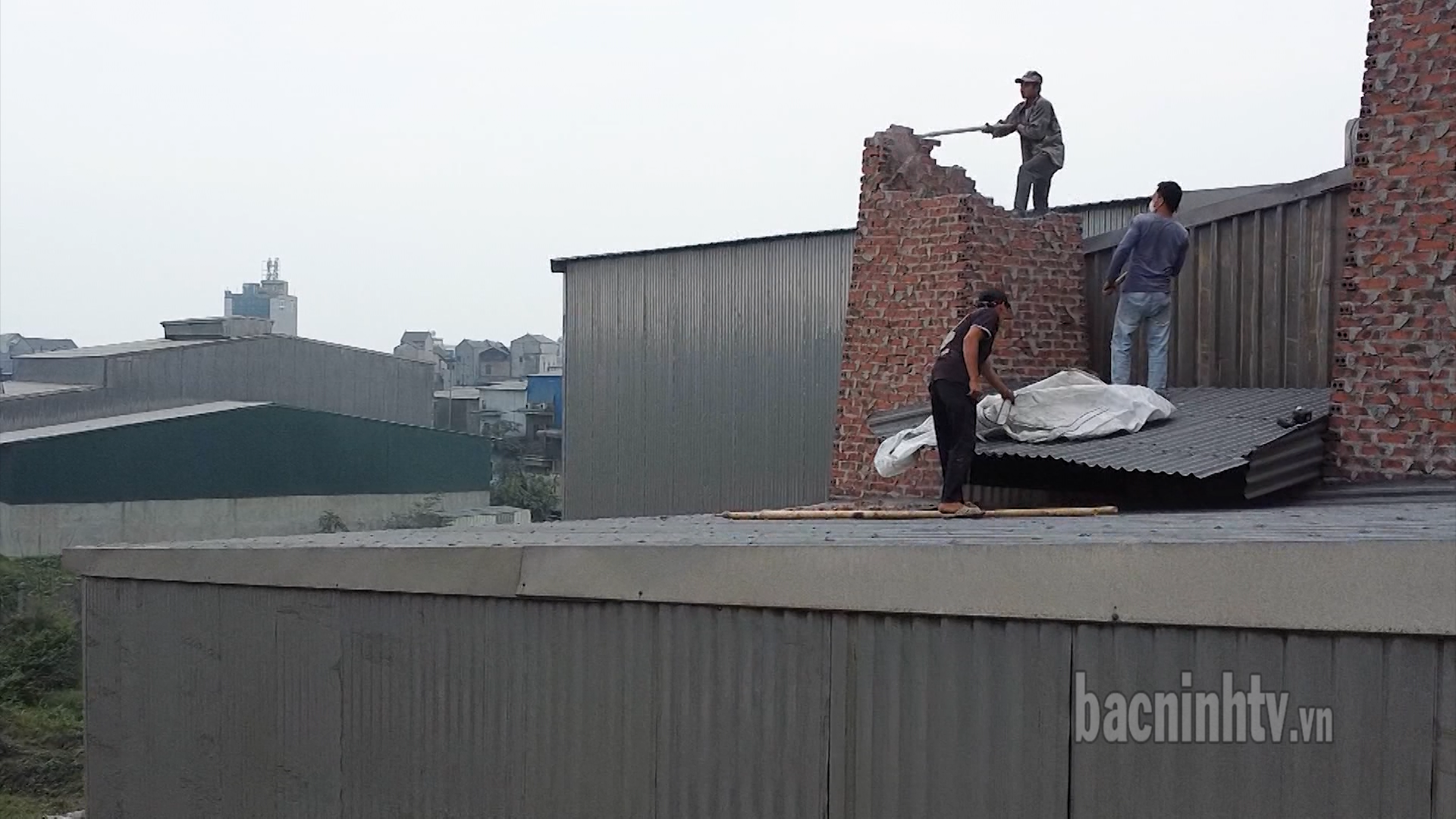 Có 111/146 hộ sản xuất tại thôn Mẫn Xá tự nguyện phá dỡ lò đốt, lò tái chế kim loại