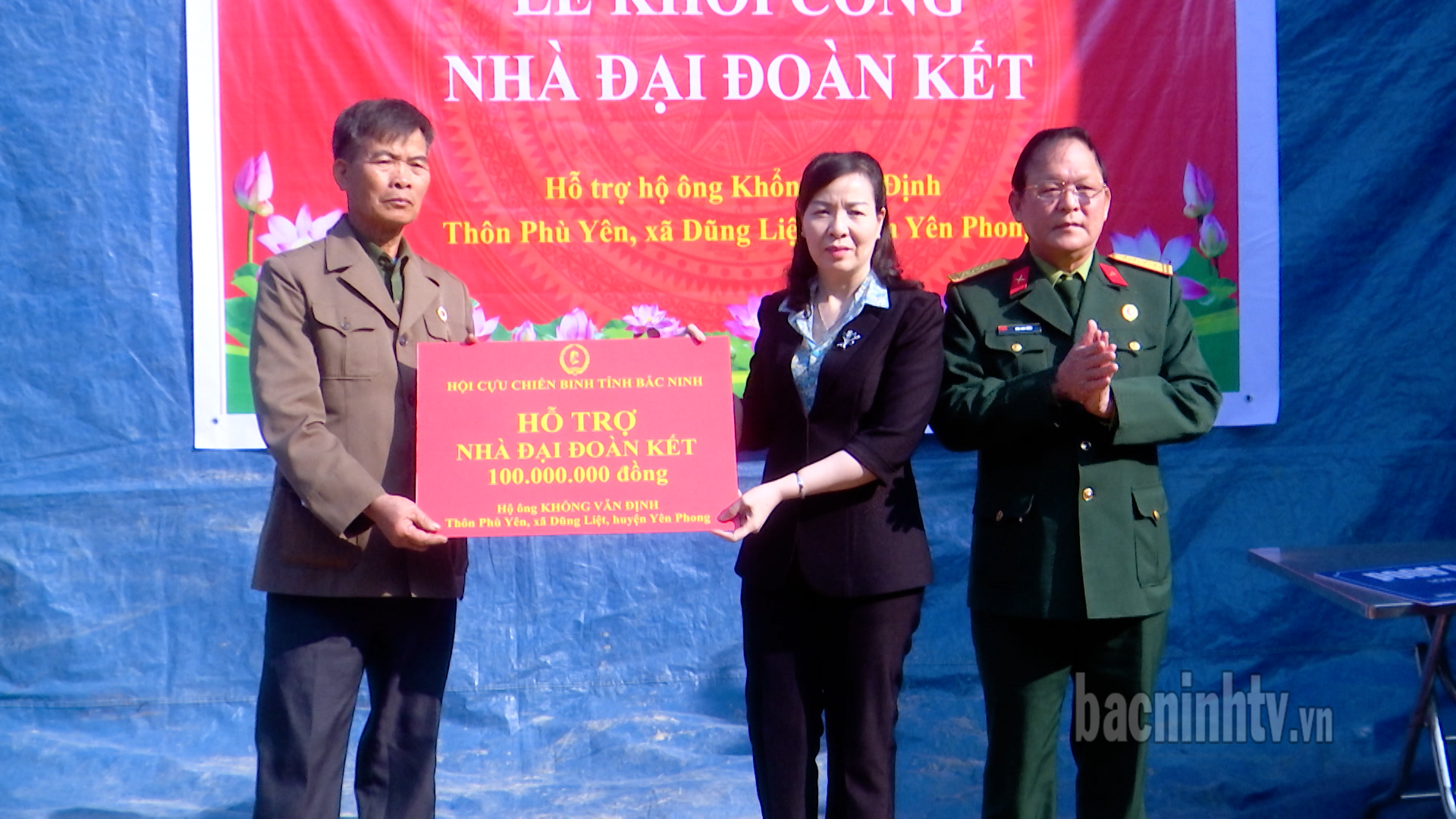 Trao kinh phí hỗ trợ xây dựng nhà đại đoàn kết tại Yên Phong