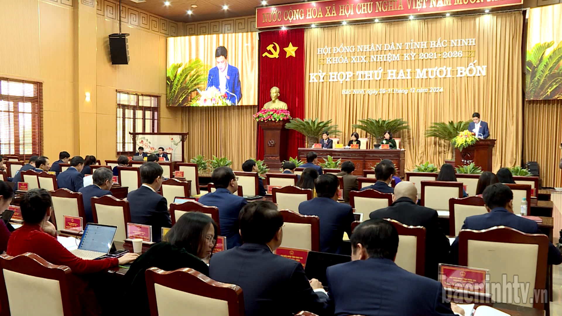 HĐND tỉnh thảo luận tại hội trường về tình hình kinh tế - xã hội  và các nội dung chuyên đề