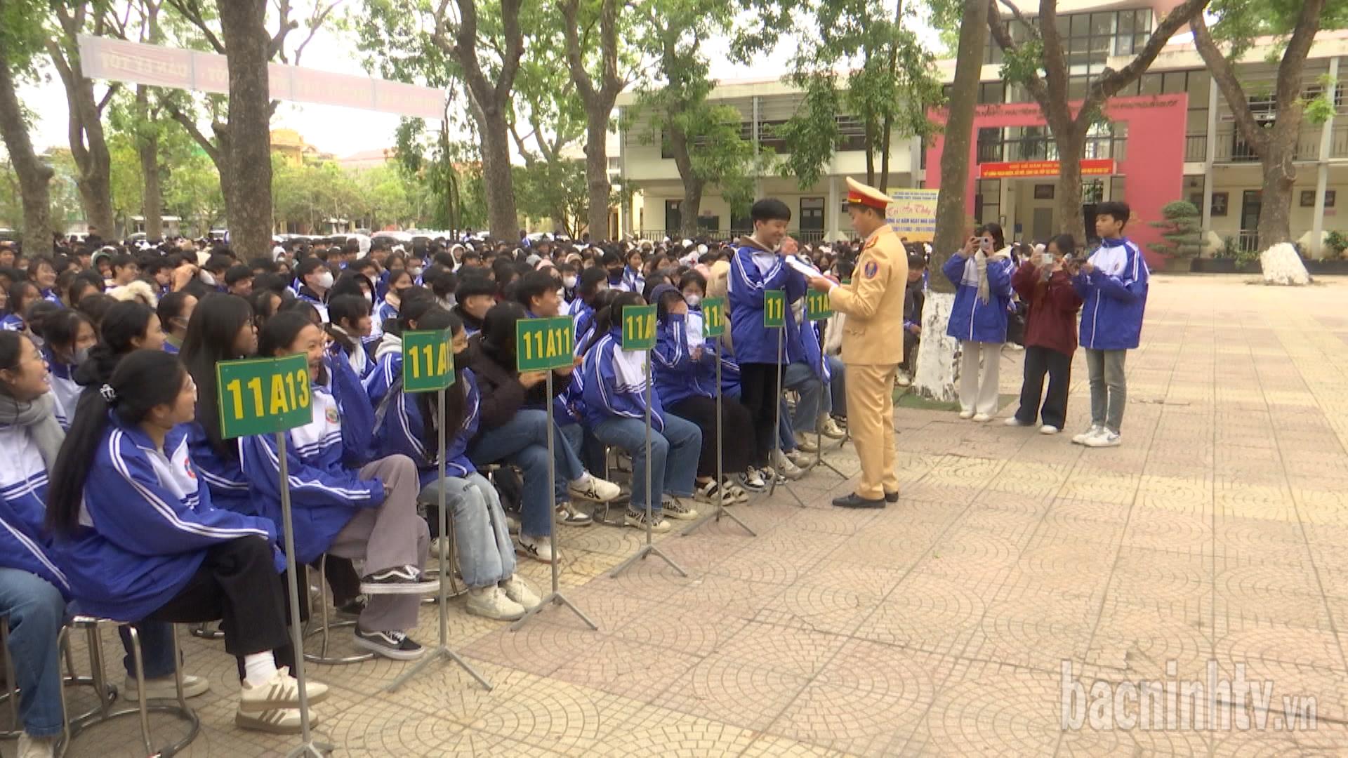 Tuyên truyền Luật An toàn giao thông cho học sinh tại Thuận Thành