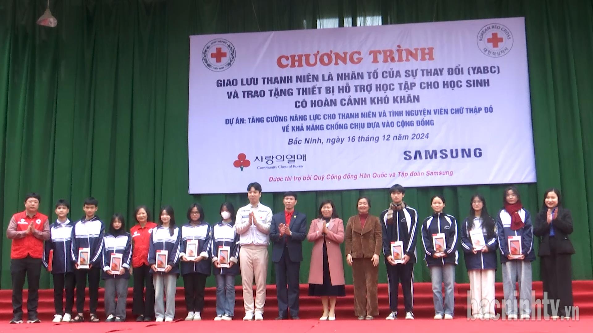 Giao lưu thanh niên và trao tặng thiết bị hỗ trợ học tập cho học sinh có hoàn cảnh khó khăn        