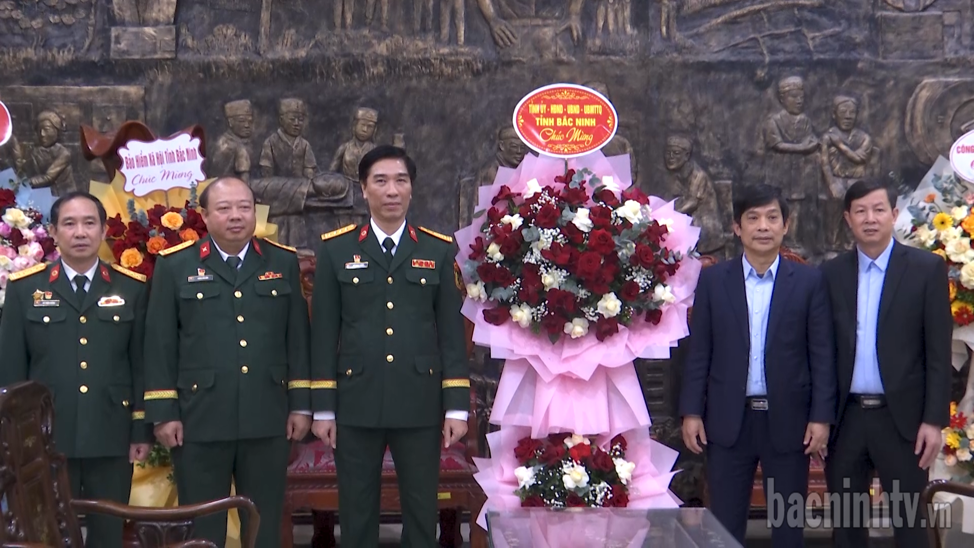 Lãnh đạo HĐND tỉnh thăm, tặng quà bệnh viện Quân y 110