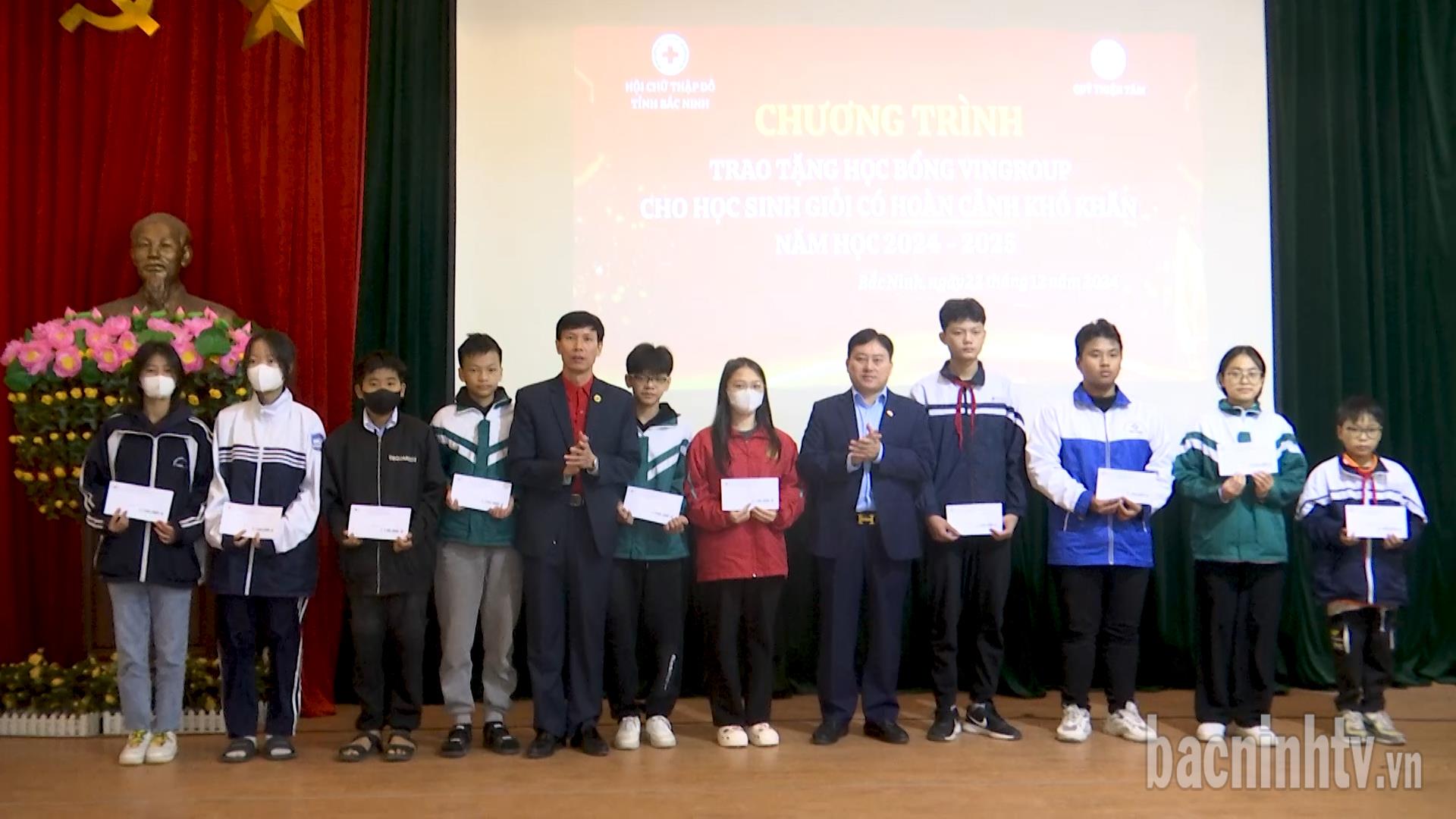 Tặng học bổng Vingroup cho học sinh giỏi có hoàn cảnh khó khăn