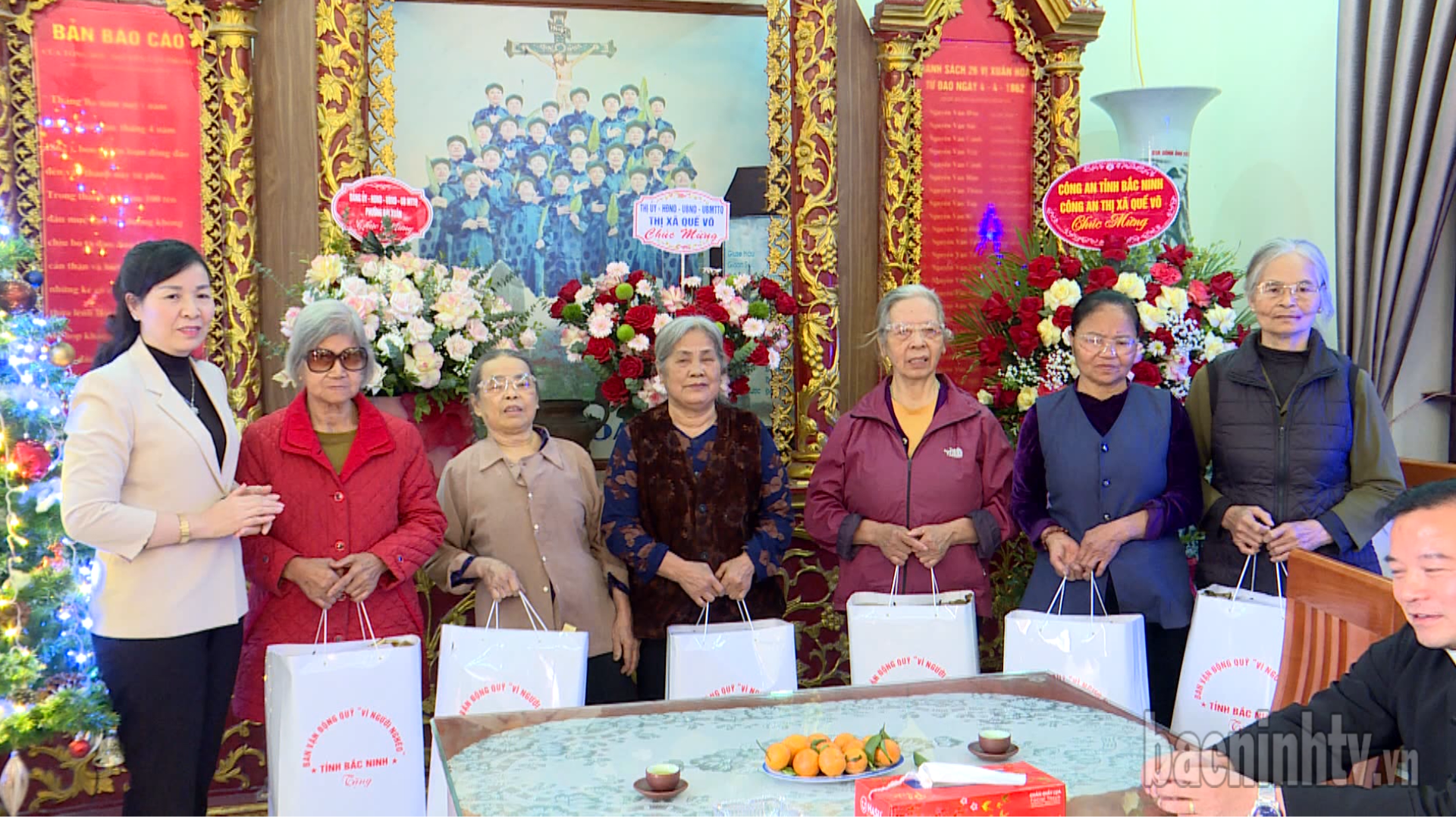 Chủ tịch Ủy ban MTTQ tỉnh Nguyễn Thị Hà thăm, tặng quà Giáo xứ Xuân Hoà nhân Giáng sinh