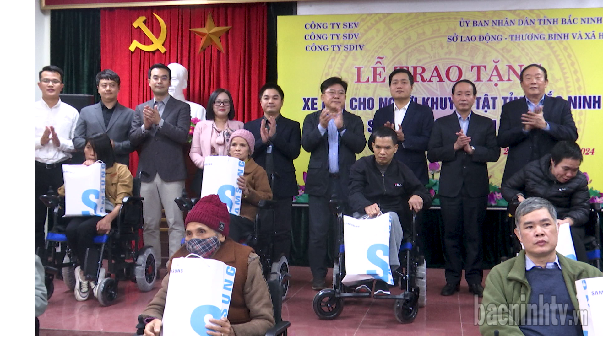 Trao tặng xe lăn cho người khuyết tật