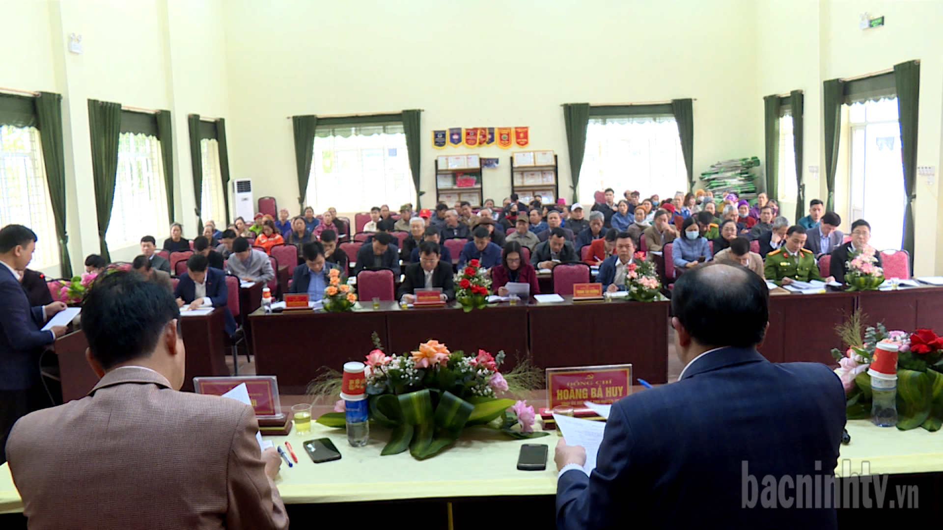 Lãnh đạo huyện Yên Phong đối thoại với người dân thôn Phù Cầm,  xã Dũng Liệt