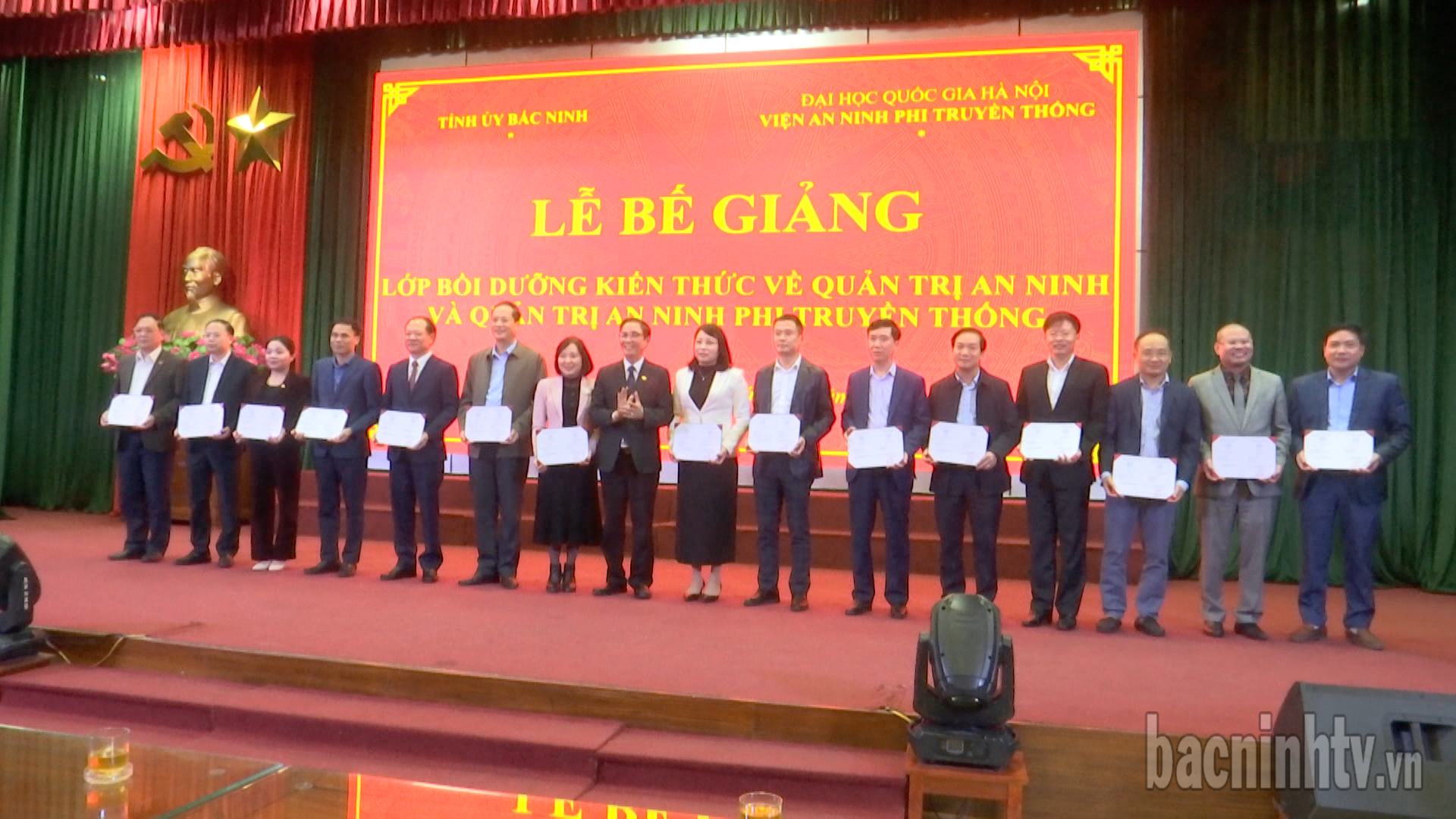 Bế giảng Lớp bồi dưỡng kiến thức về Quản trị an ninh và Quản trị an ninh phi truyền thống