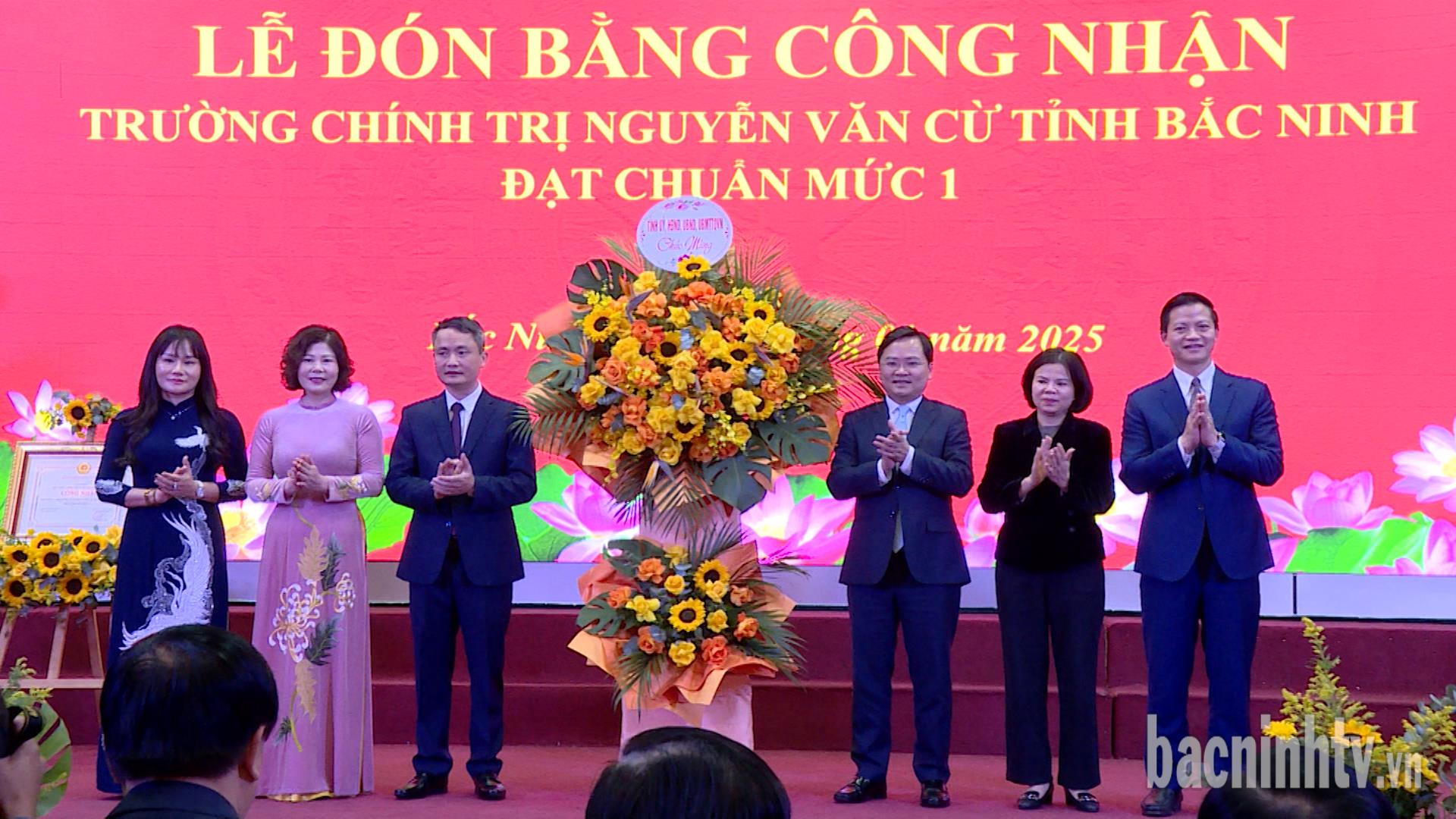 Trường Chính trị Nguyễn Văn Cừ đón Bằng công nhận đạt chuẩn mức 1