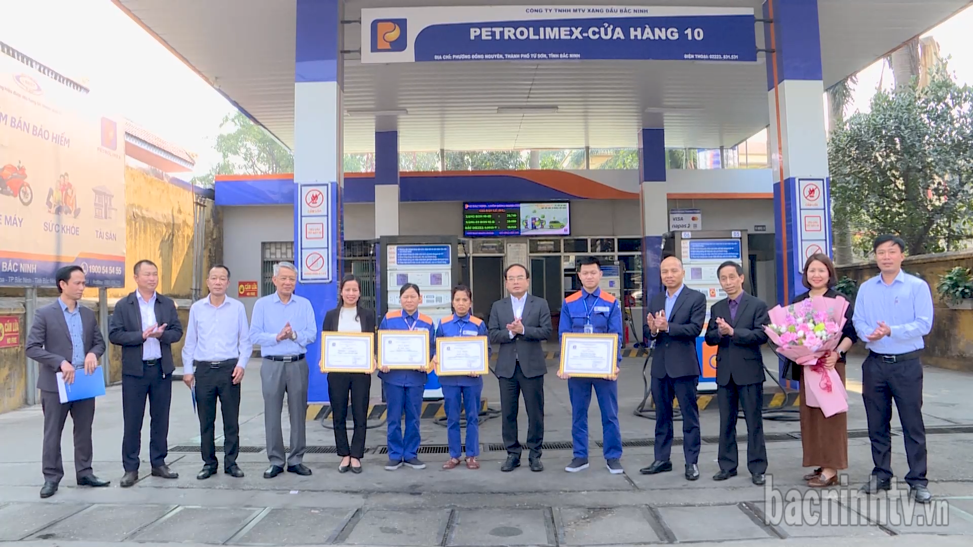 Khen thưởng tập thể, cá nhân dập lửa trong vụ cháy cây xăng ở Từ Sơn