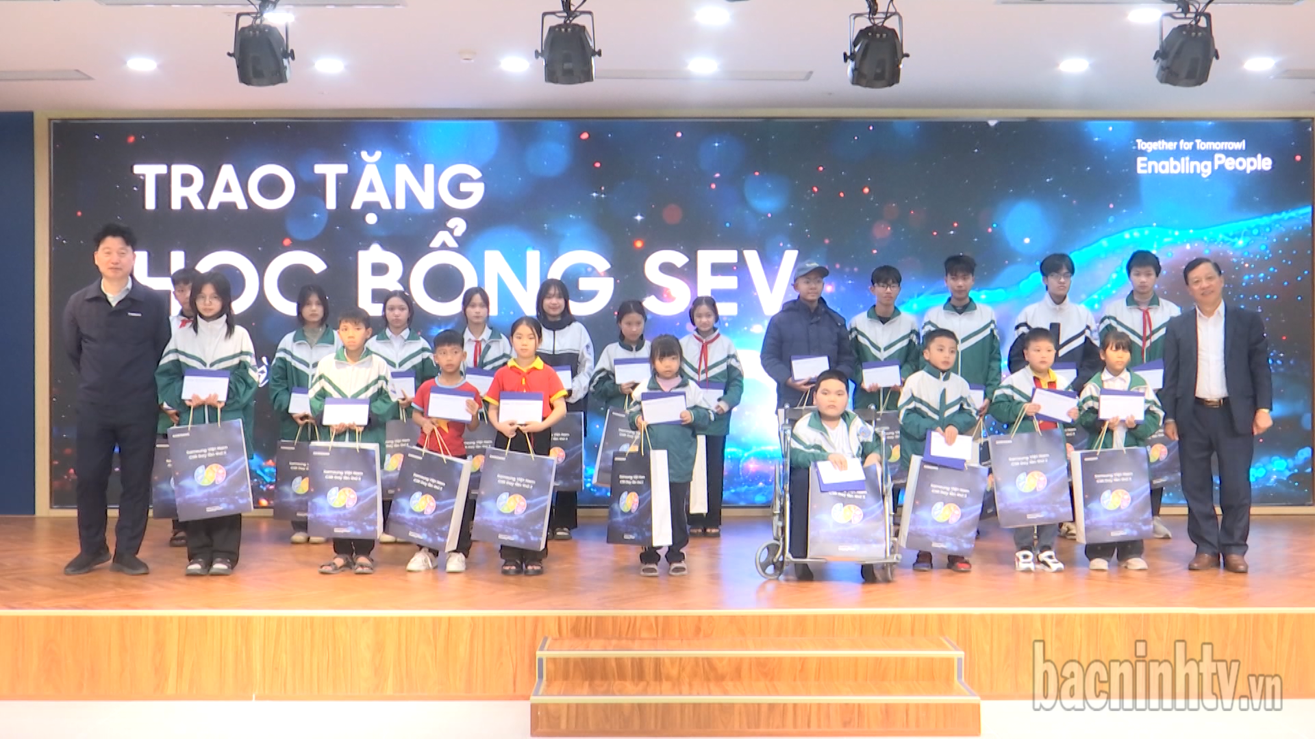 Samsung Electronics Việt Nam trao 200 suất học bổng cho học sinh vượt khó, học giỏi