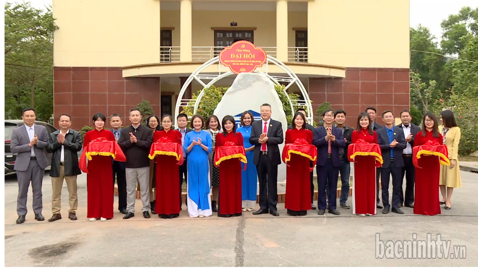 Trường Cao đẳng Cơ điện và Xây dựng Bắc Ninh tổ chức gắn biển cụm công trình chào mừng Đại hội Đảng bộ