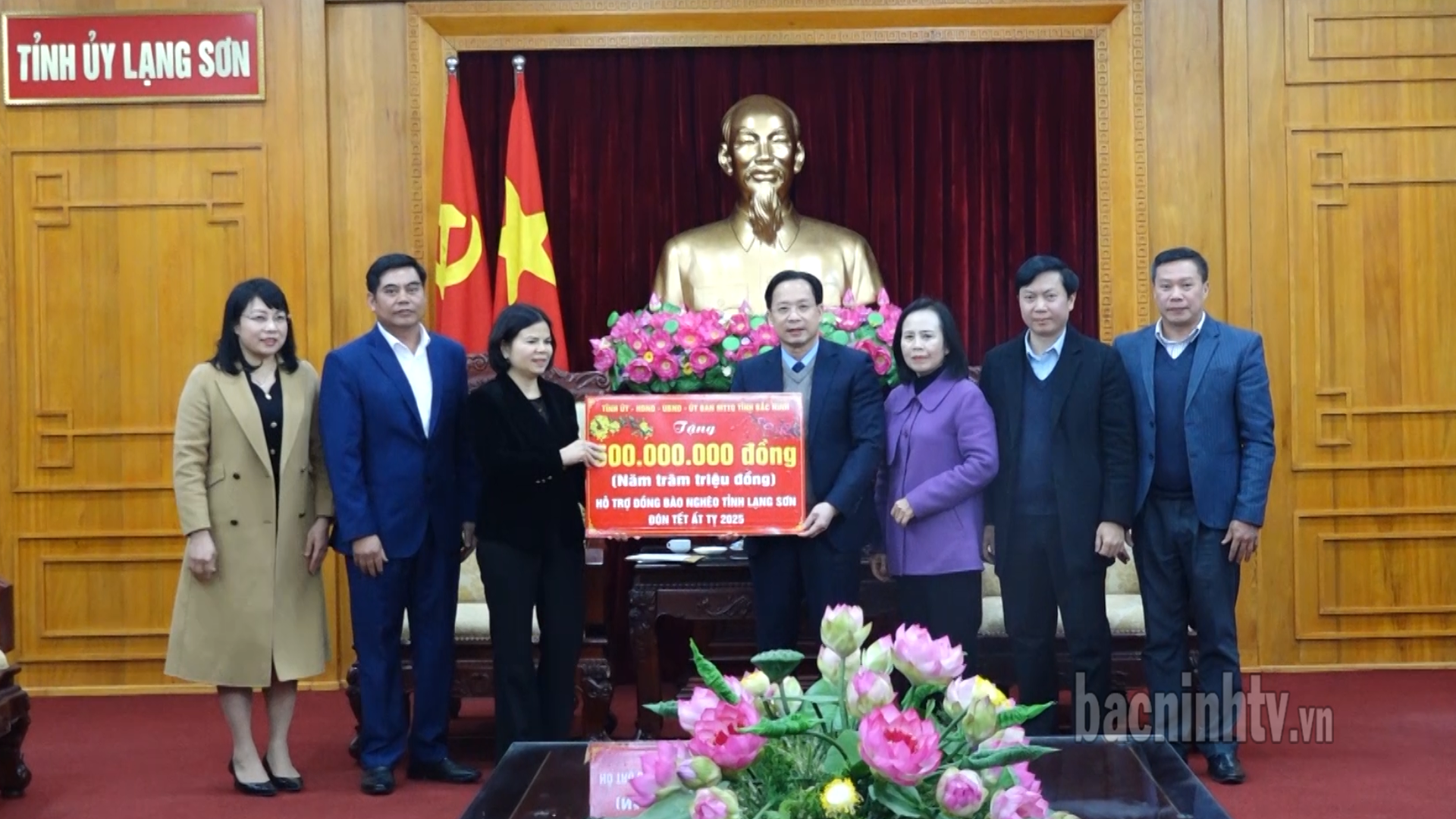 Bắc Ninh trao tặng 500 triệu đồng hỗ trợ các hộ nghèo tỉnh Lạng Sơn
