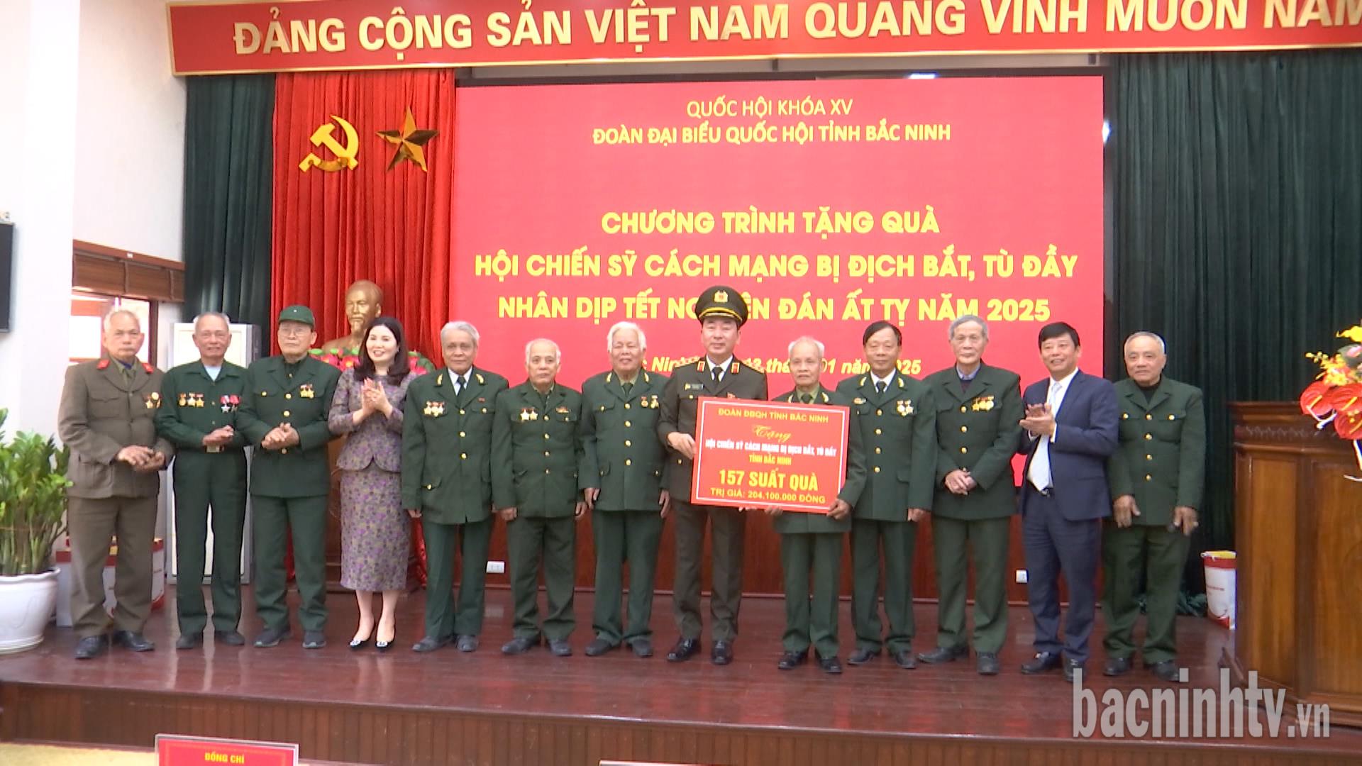 Đoàn Đại biểu Quốc hội tỉnh tặng quà chiến sỹ cách mạng bị địch bắt tù đày