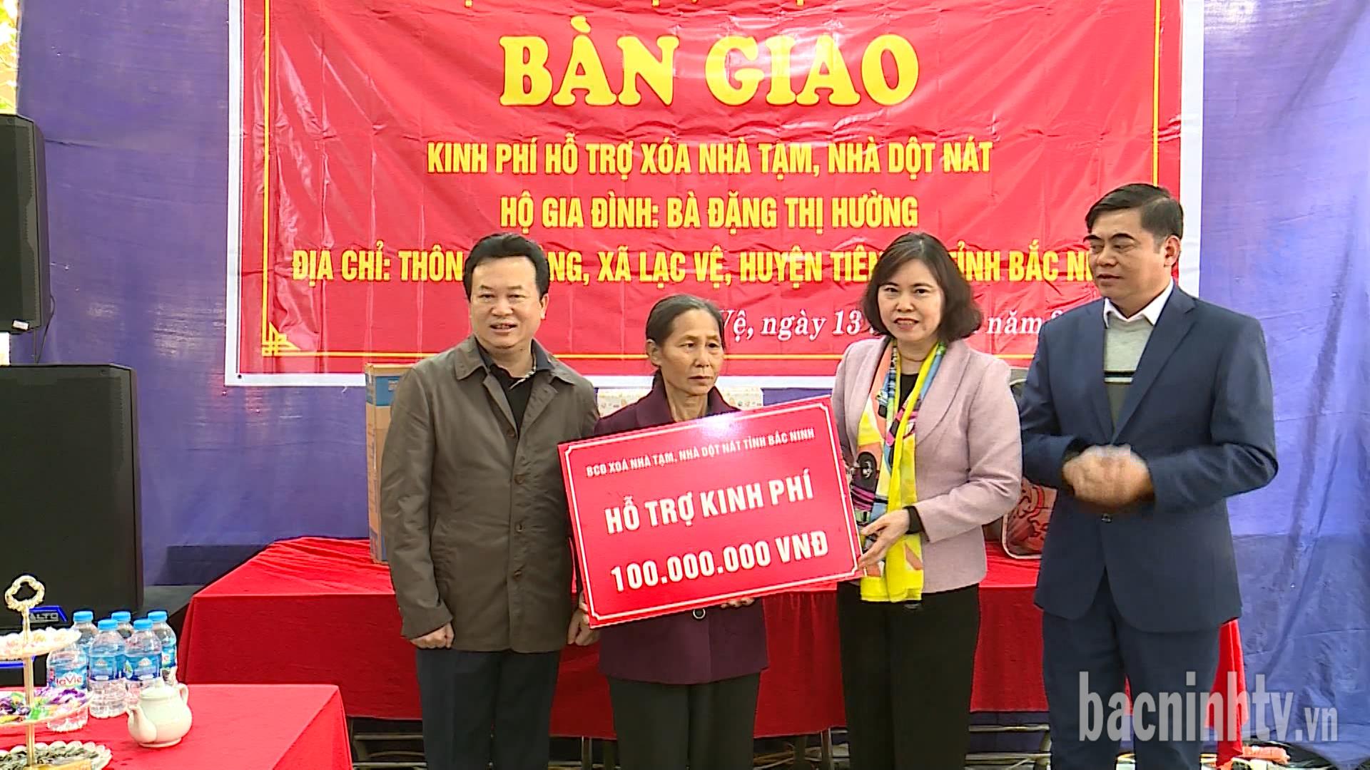 Phó Chủ tịch Thường trực HĐND tỉnh Trần Thị Hằng dự lễ bàn giao công trình xóa nhà tạm, nhà dột nát tại huyện Tiên Du