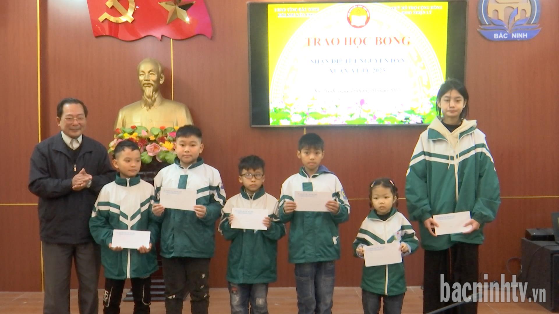 Hội Khuyến học tỉnh trao học bổng cho 50 học sinh có hoàn cảnh khó khăn vươn lên trong học tập