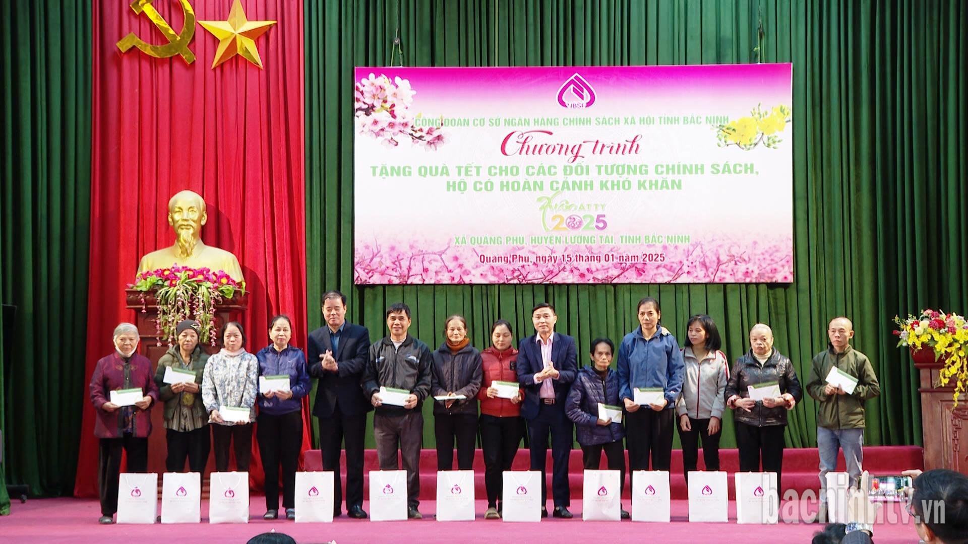 Ngân hàng chính sách xã hội tỉnh tặng quà nhân dịp tết Nguyên đán Ất Tỵ 2025          