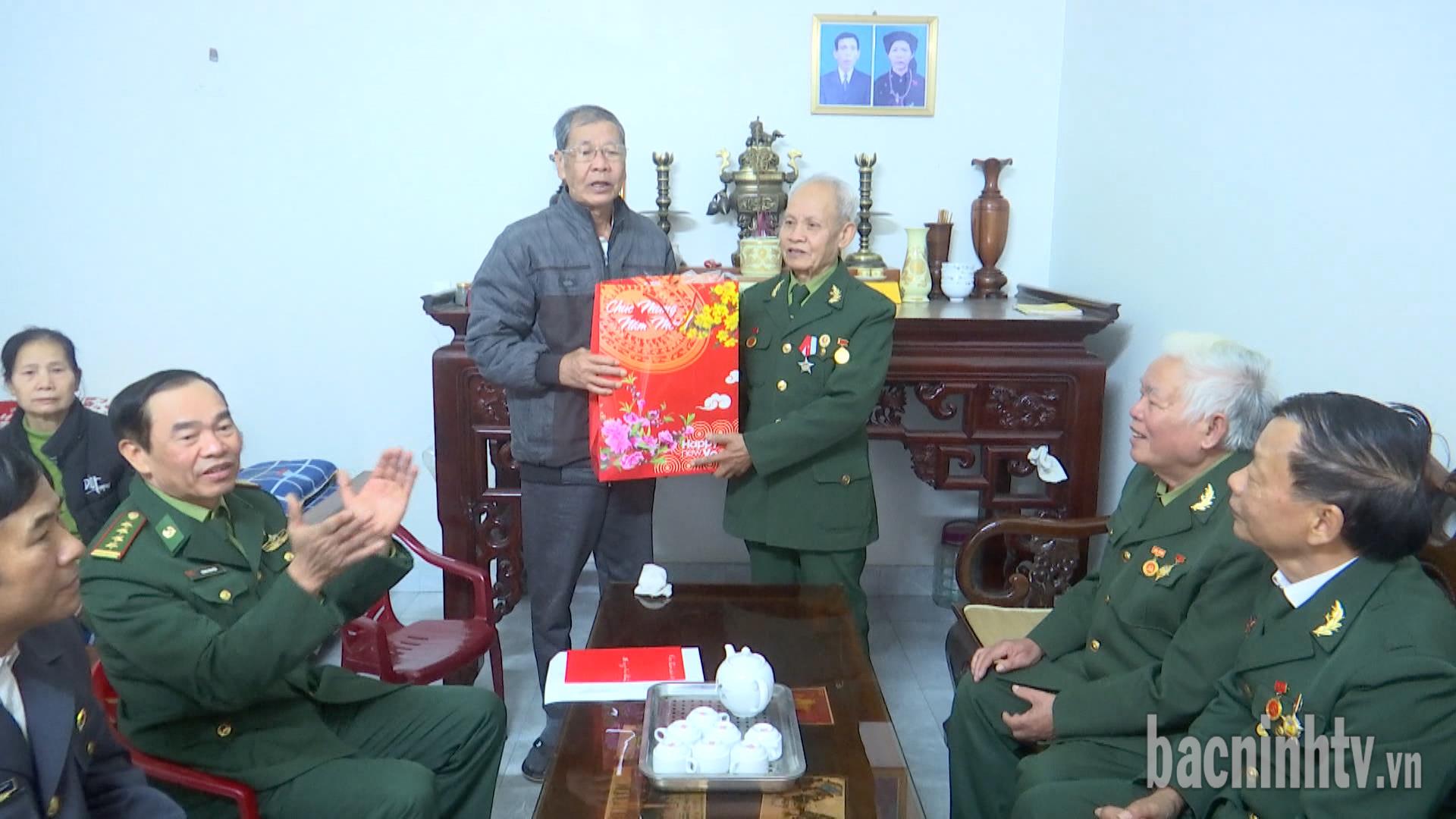 Hội Chiến sỹ cách mạng bị địch bắt tù đày Bắc Ninh tặng quà tết tại Thuận Thành