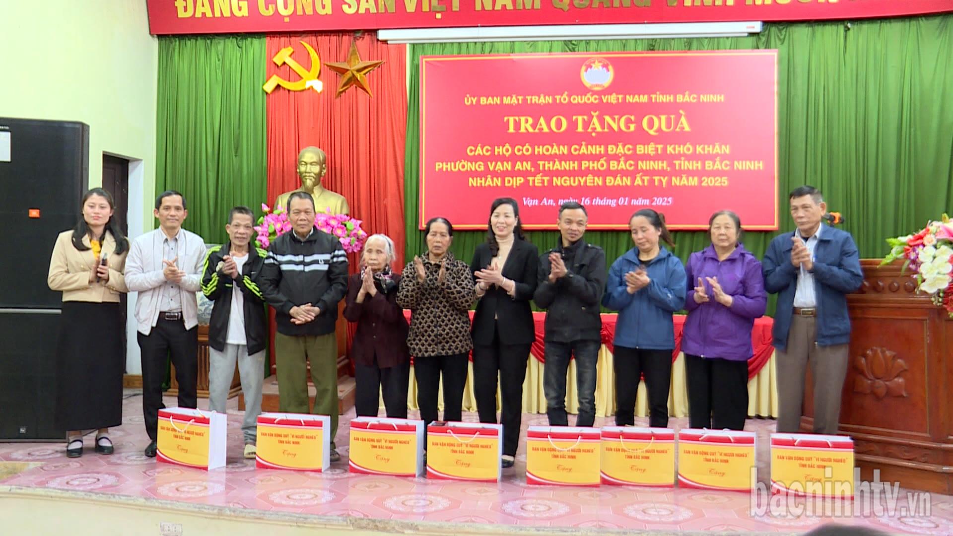 Chủ tịch Ủy ban MTTQ tỉnh tặng quà tết tại phường Vạn An