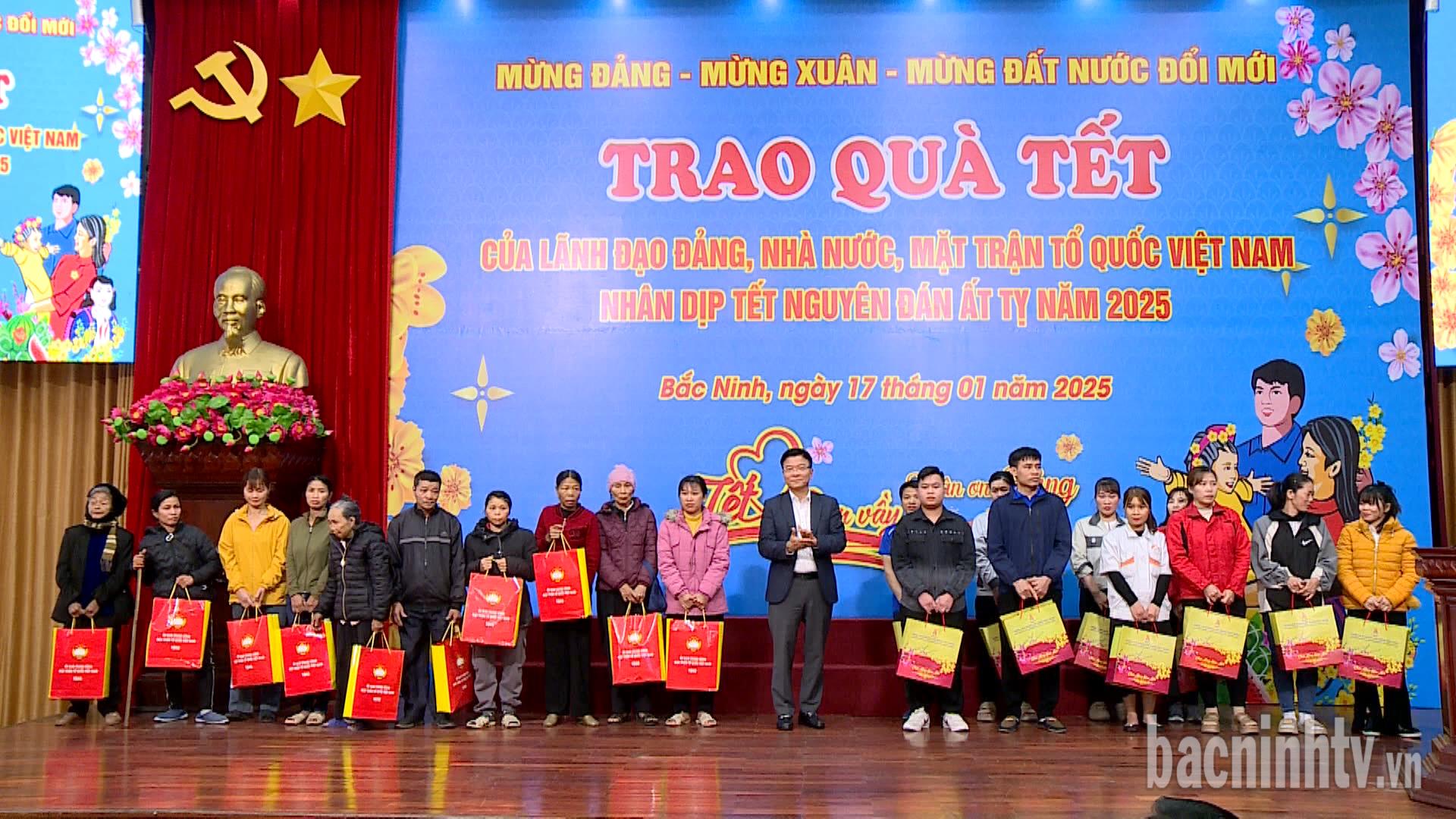 Phó Thủ tướng Chính phủ Lê Thành Long thăm, tặng quà tết các đối tượng chính sách tại Bắc Ninh