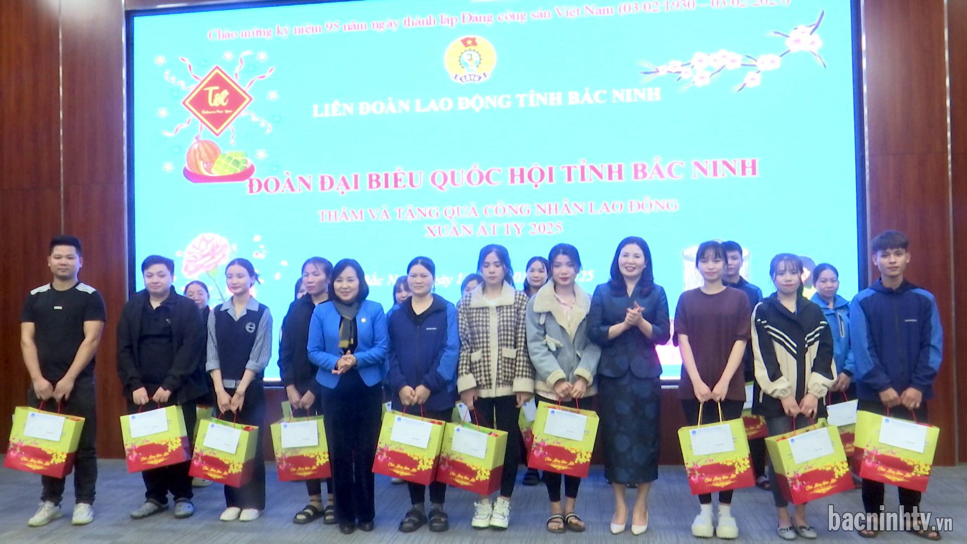 Đoàn Đại biểu Quốc hội và Liên đoàn Lao động tỉnh thăm, tặng 200 suất quà cho công nhân, người lao động          