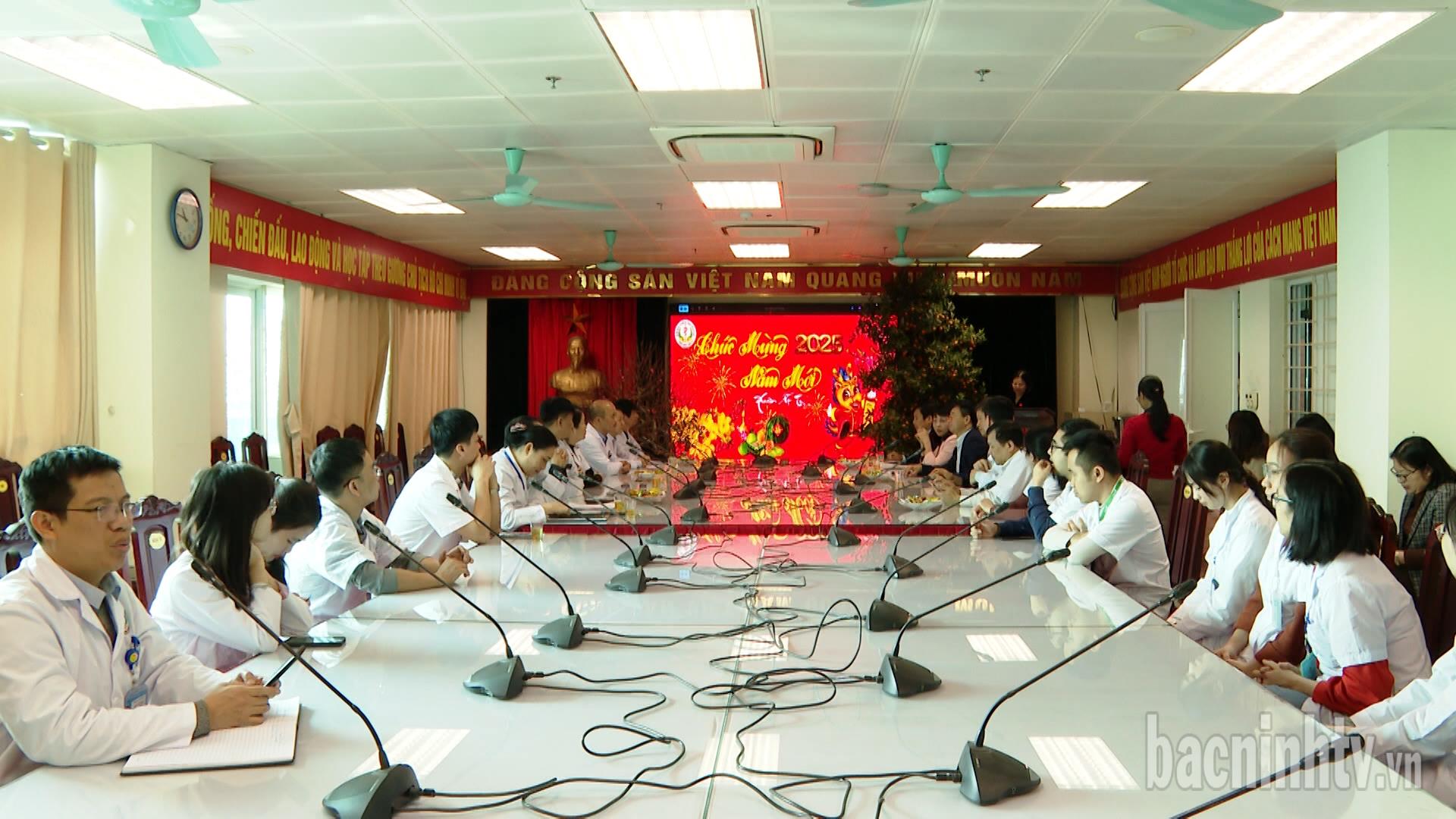 Phó Bí thư Thường trực Tỉnh ủy, Chủ tịch HĐND tỉnh chúc tết Bệnh viện đa khoa tỉnh