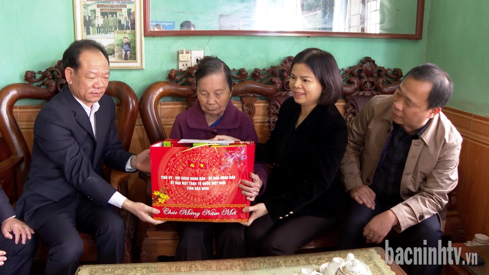 Chủ tịch HĐND tỉnh tặng quà các gia đình chính sách tại Gia Bình            