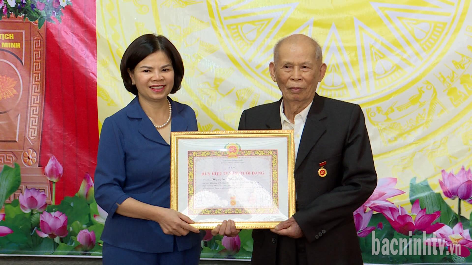Bắc Ninh: 1.144 đảng viên được nhận Huy hiệu đảng dịp kỷ niệm 95 năm thành lập Đảng Cộng sản Việt Nam