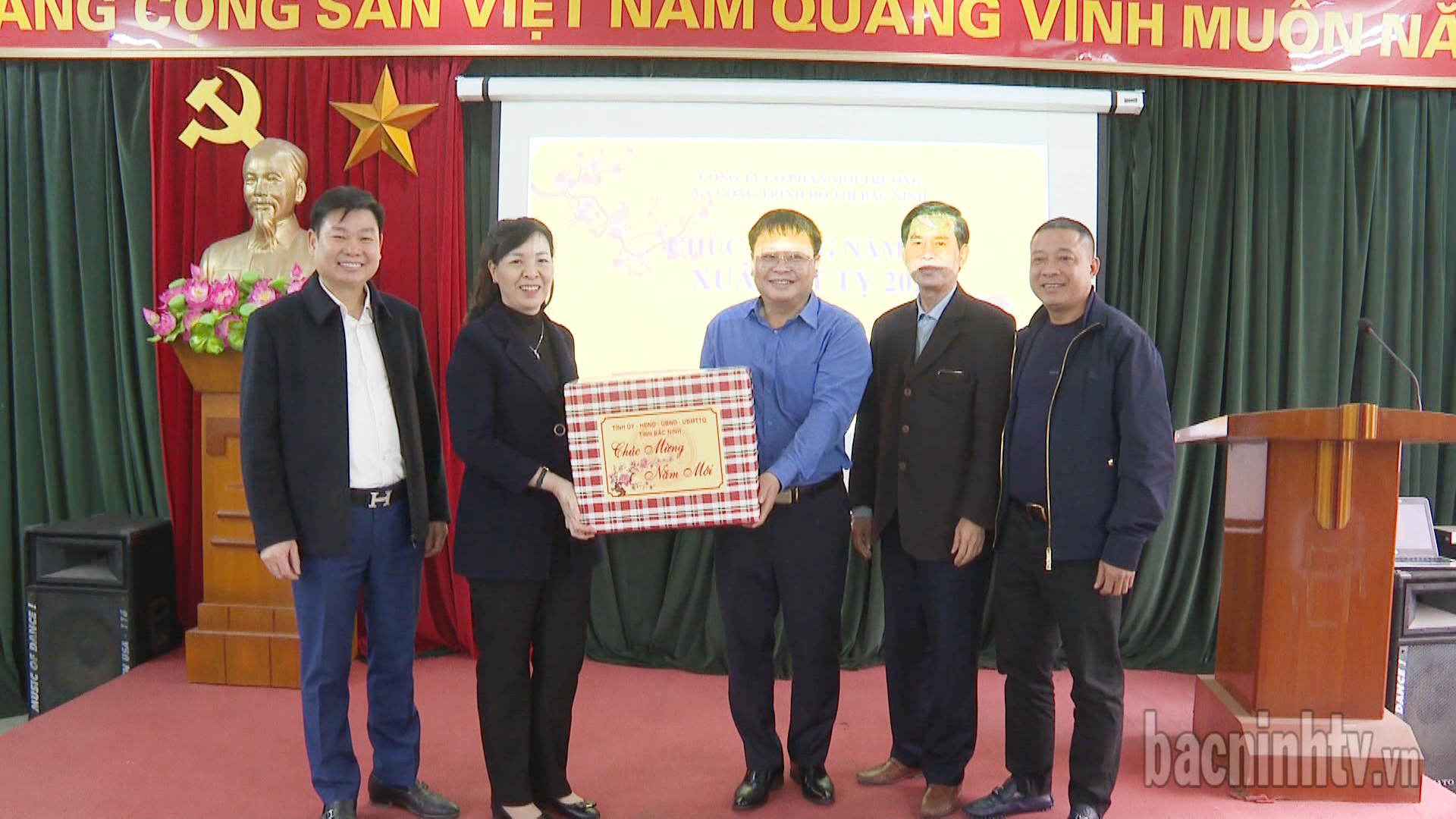 Chủ tịch Uỷ ban MTTQ tỉnh tặng quà Tết Công ty Cổ phần Môi trường và Công trình đô thị Bắc Ninh