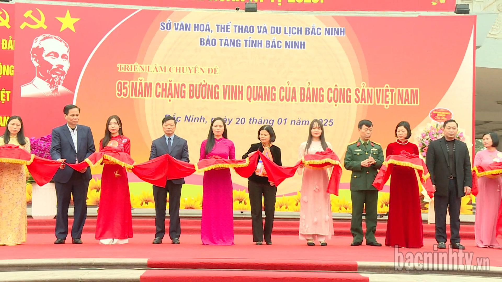 Khai mạc Triển lãm “95 năm - Chặng đường vinh quang của Đảng Cộng sản Việt Nam”