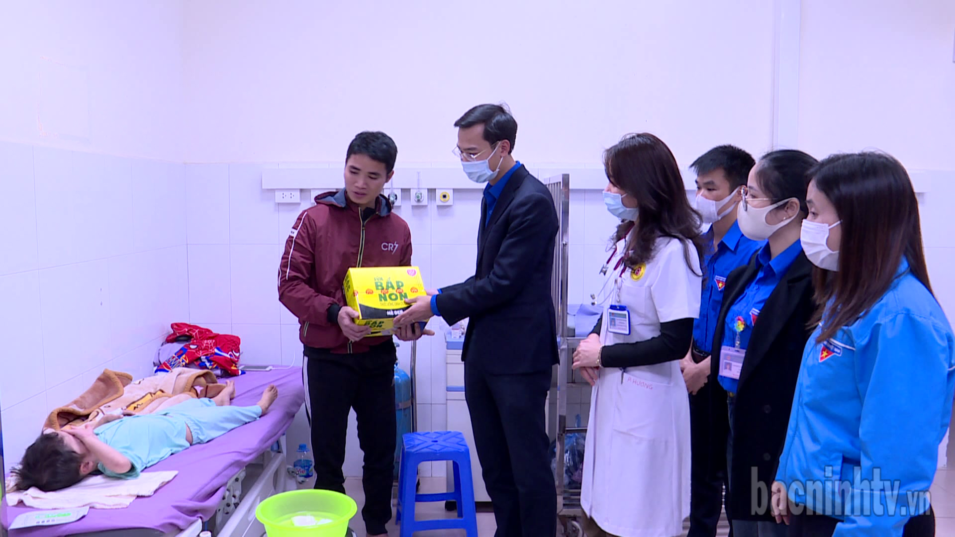 Hội Sinh viên tỉnh tặng quà Tết tại Bệnh viện Sản Nhi